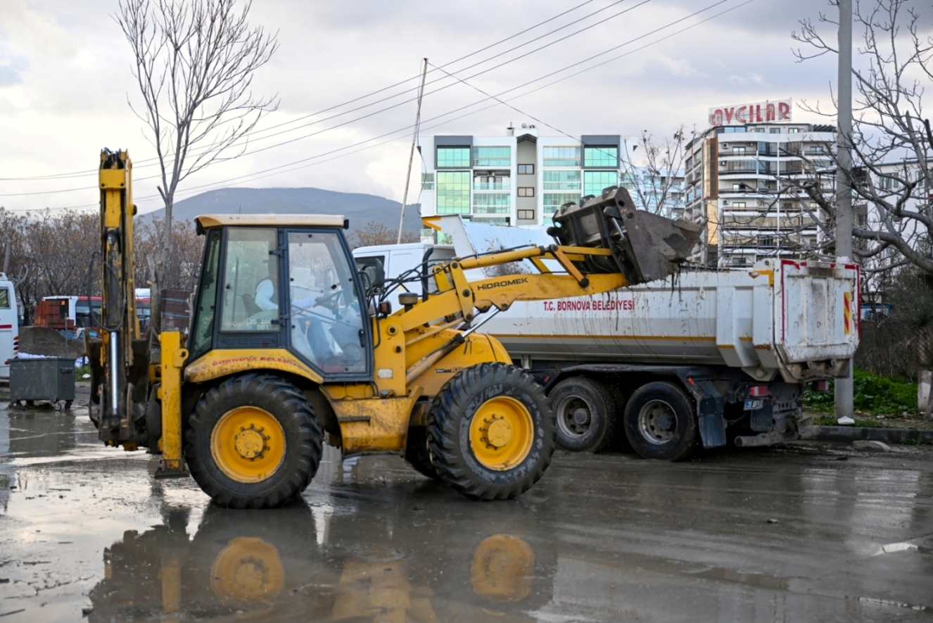 Bornova’yı Sel Vurdu! Başkan Eşki Sabaha Kadar Sahadaydı (2)