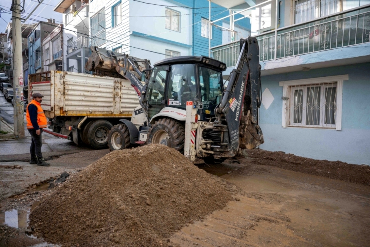 Bornova’yı Sel Vurdu! Başkan Eşki Sabaha Kadar Sahadaydı (4)