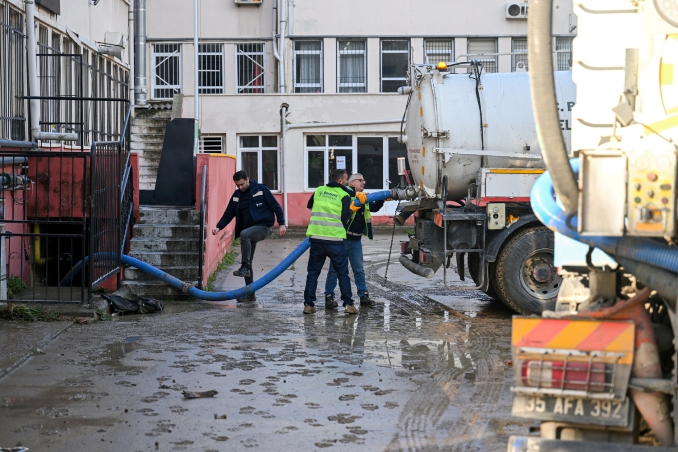 Bornova’yı Sel Vurdu! Başkan Eşki Sabaha Kadar Sahadaydı (7)