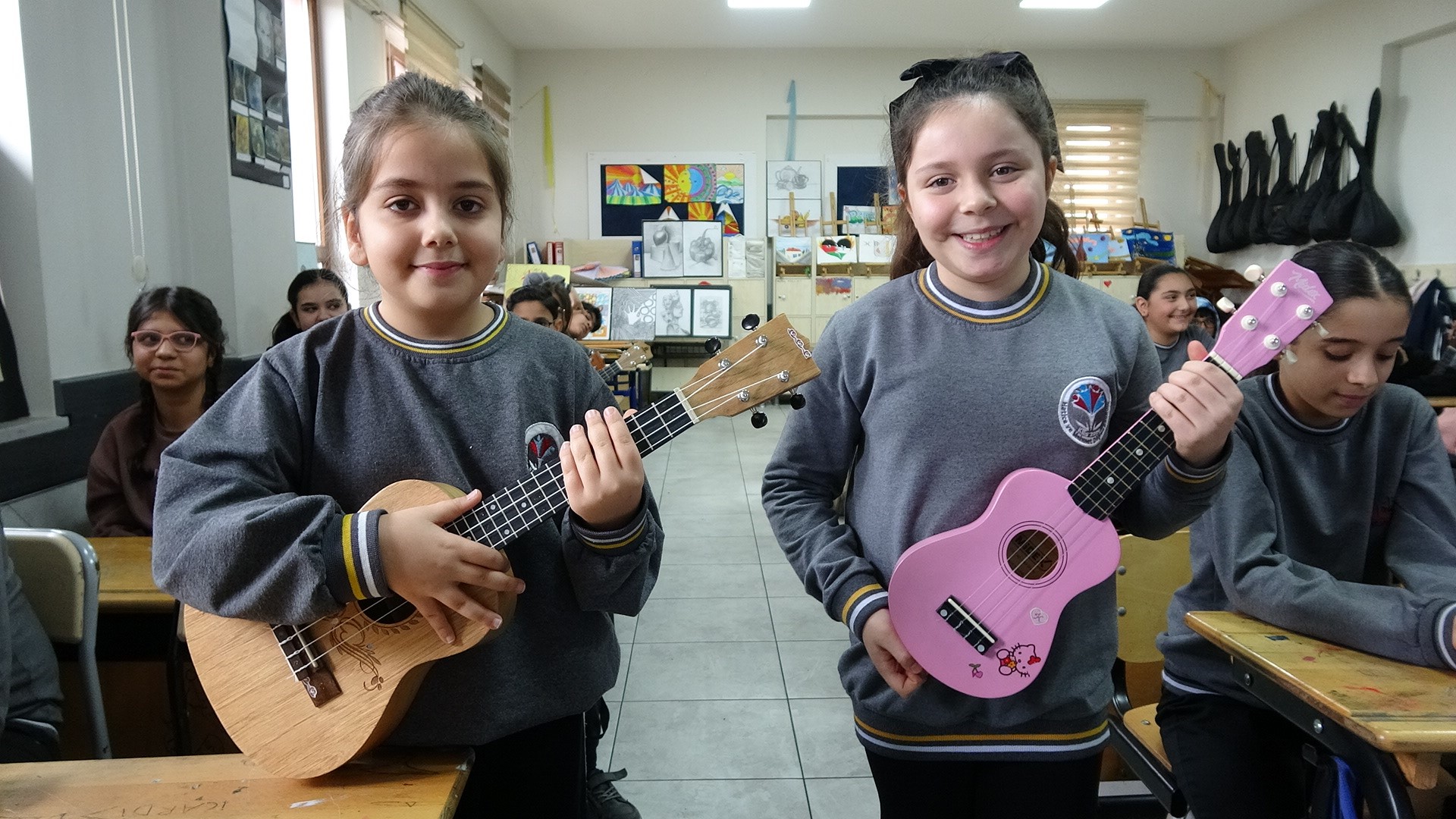 Bu Sınıfta Tüm Öğrenciler Enstrüman Çalıyor, Sosyal Medya Şaşkın! (1)-1