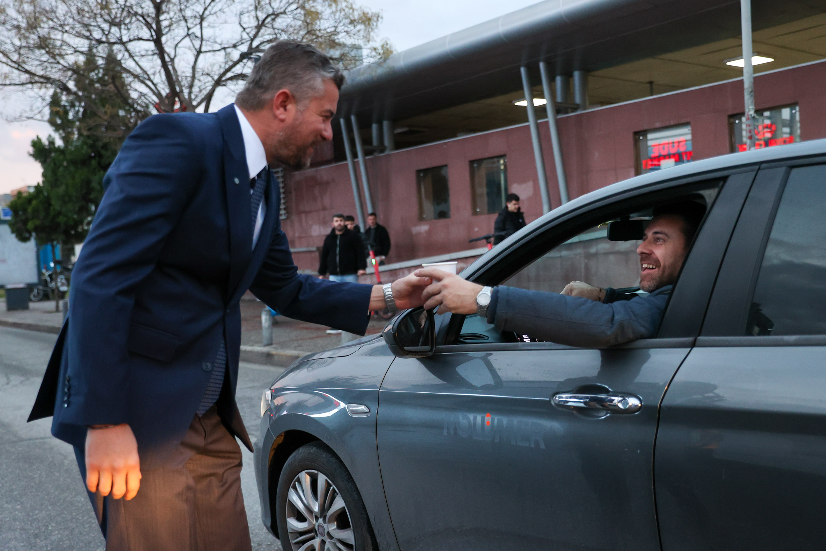 Buca'da Soğuk Sabahlara Belediye Desteği (2)
