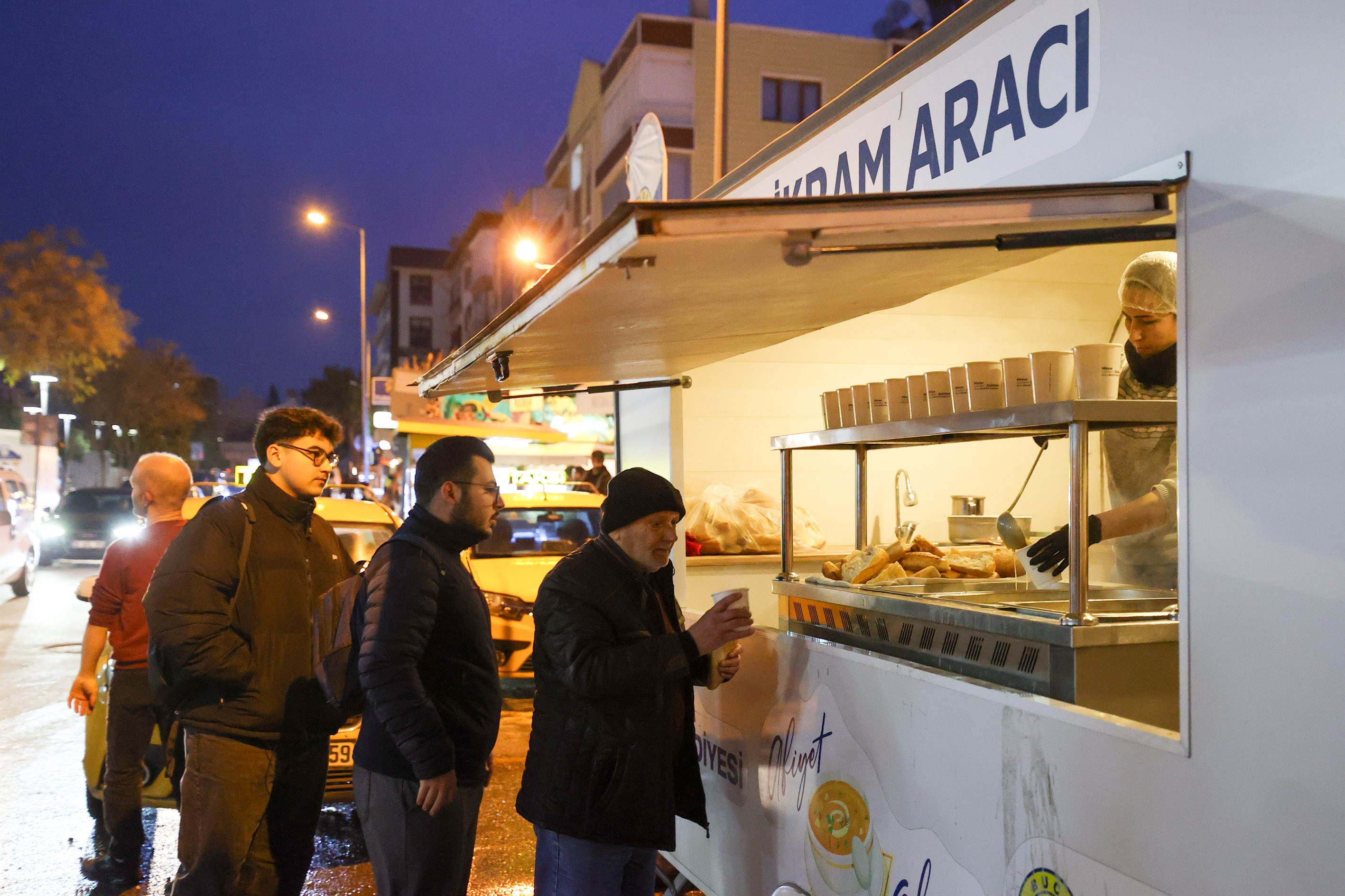 Buca'da Soğuk Sabahlara Belediye Desteği (4)