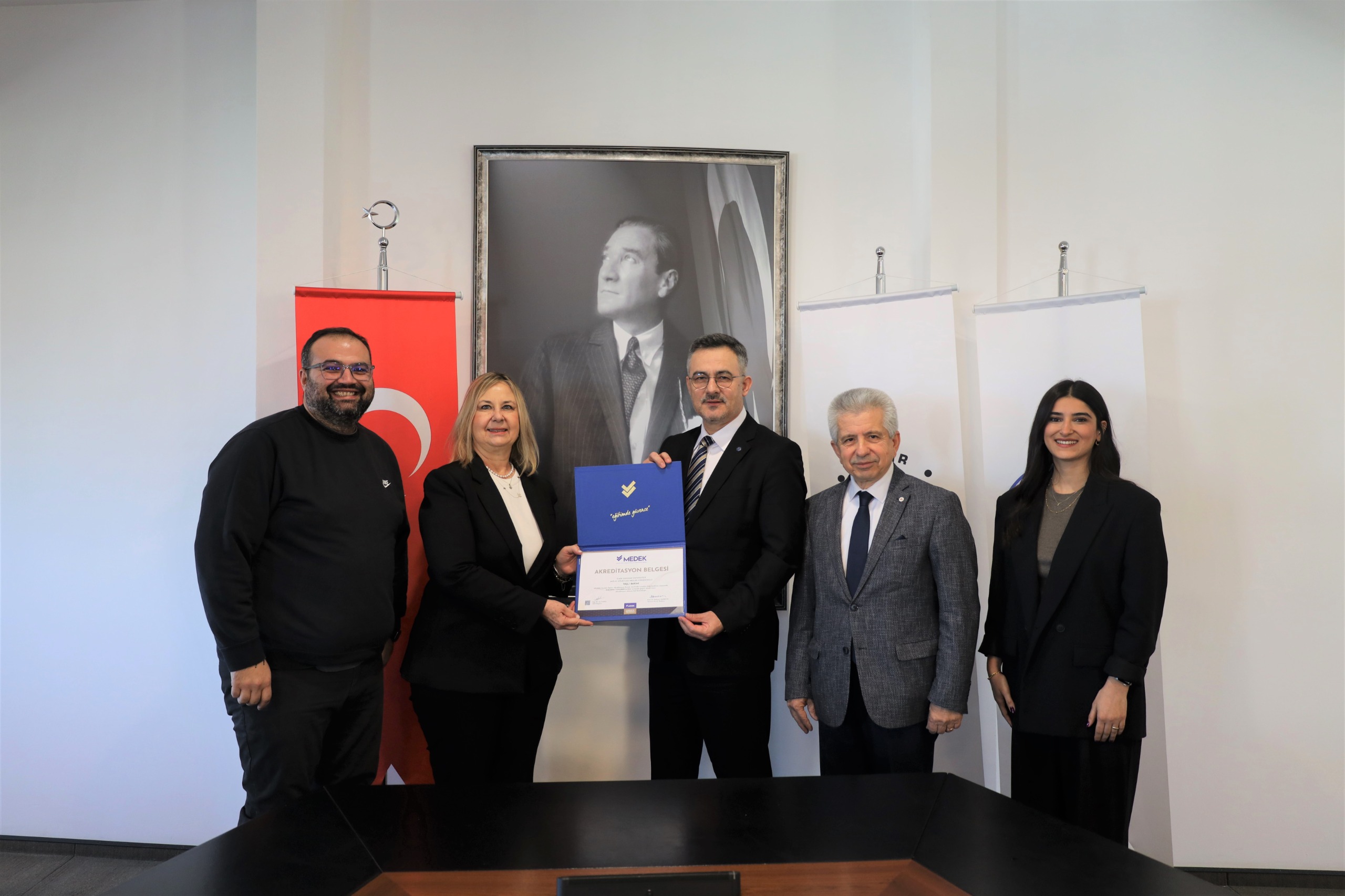Bursa Teknik Üniversitesi Rektörü Prof. Dr. Naci Çağlar, İeü’yü Ziyaret Ederek Medek Adına Akreditasyon Belgelerini Takdim Etti.