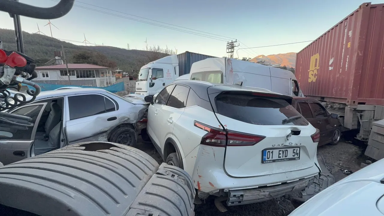 Buzlanan Yolda 11 Araç Birbirine Girdi! (1)