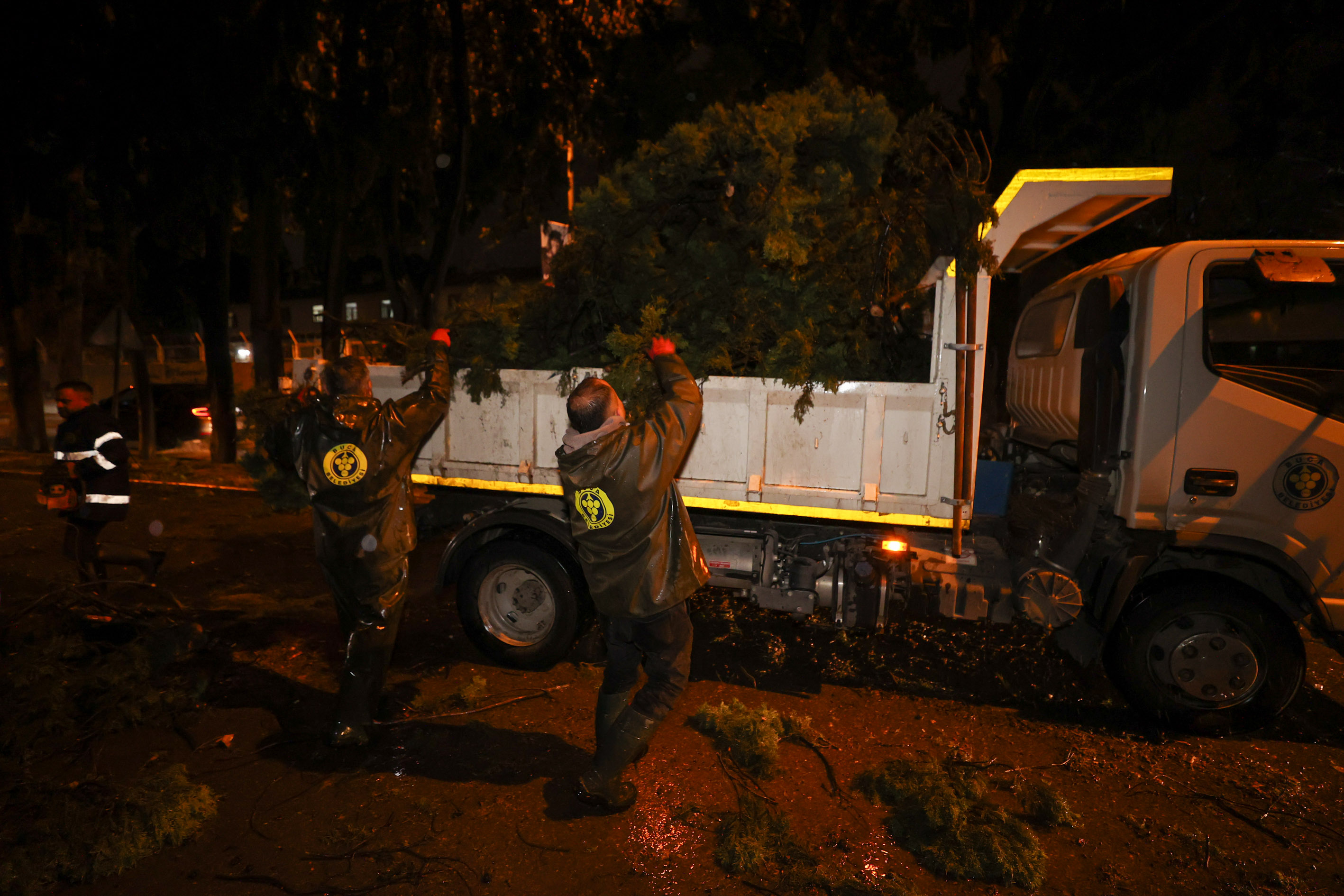 Çatılar Uçtu, Ağaçlar Devrildi Buca Belediyesi Mesaiye Başladı (1)