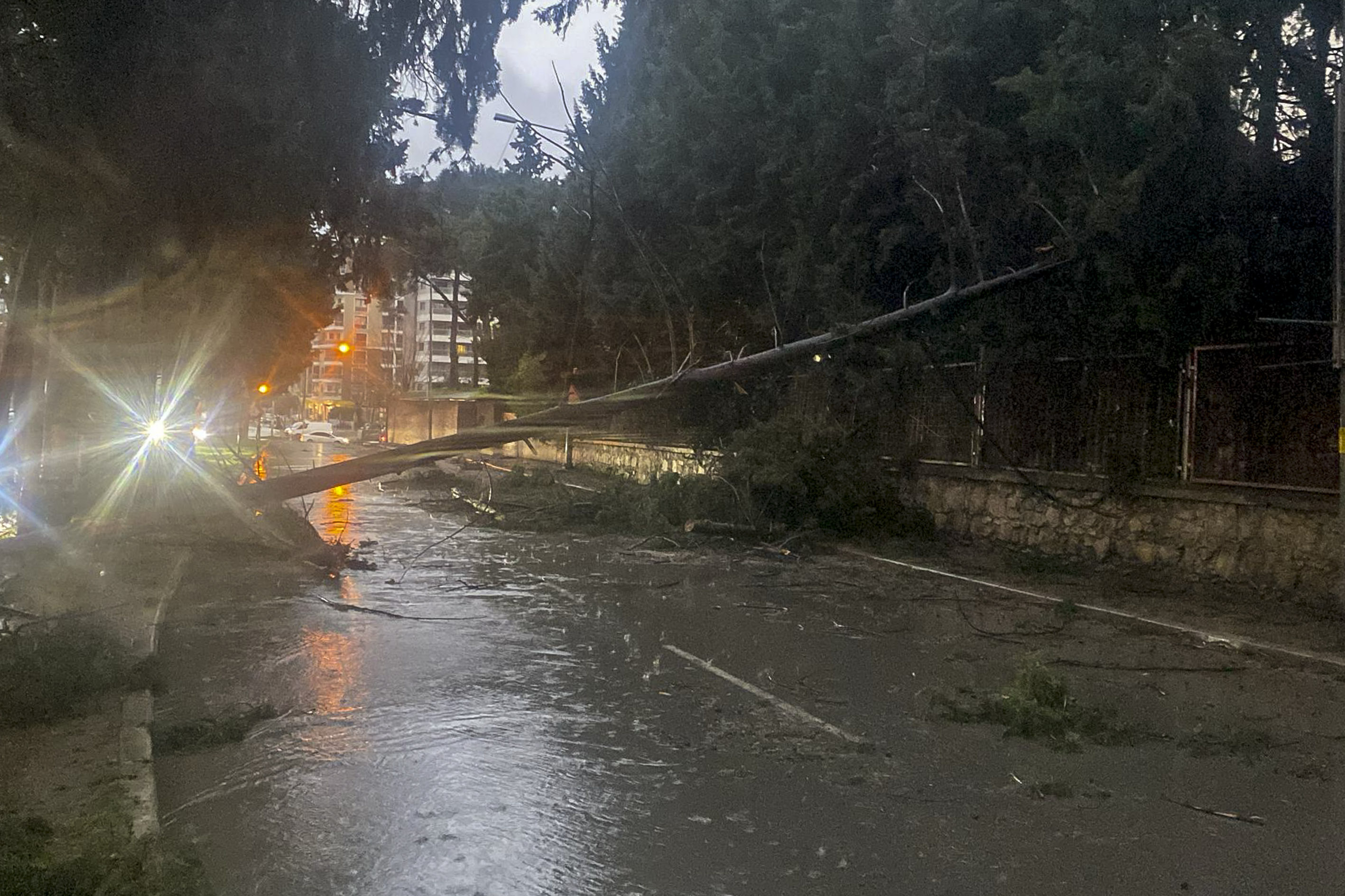 Çatılar Uçtu, Ağaçlar Devrildi Buca Belediyesi Mesaiye Başladı (3)