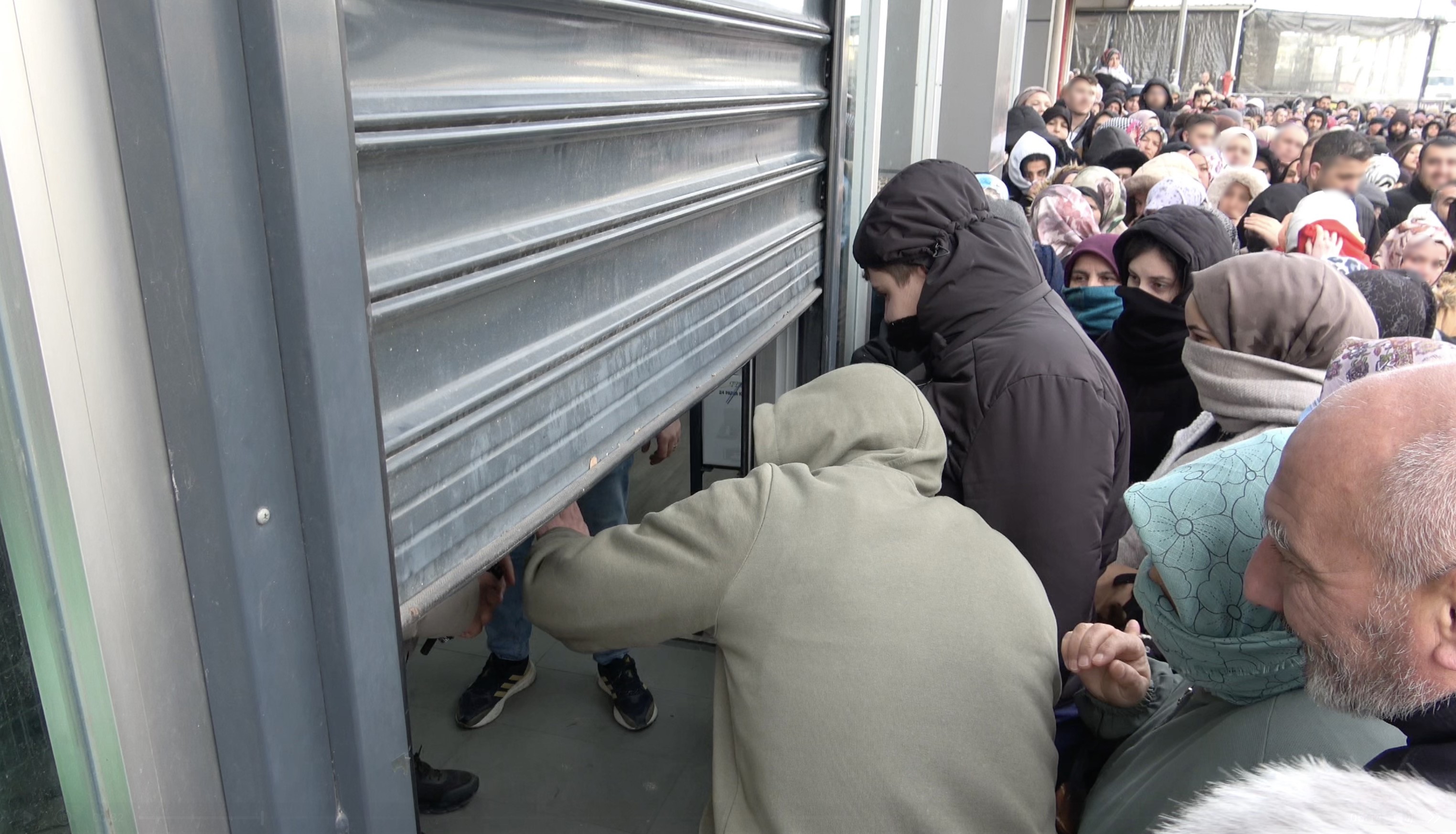 Çaydanlık 100 Tl Olunca Olanlar Oldu! İndirimli Ürünlerin Etkisiyle Izdiham Yaşandı (3)