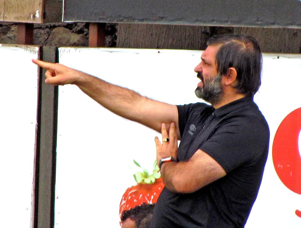 Çeşme Belediyespor Teknik Direktörü Gören Efsanelik Zor Zamanlarda Başlar