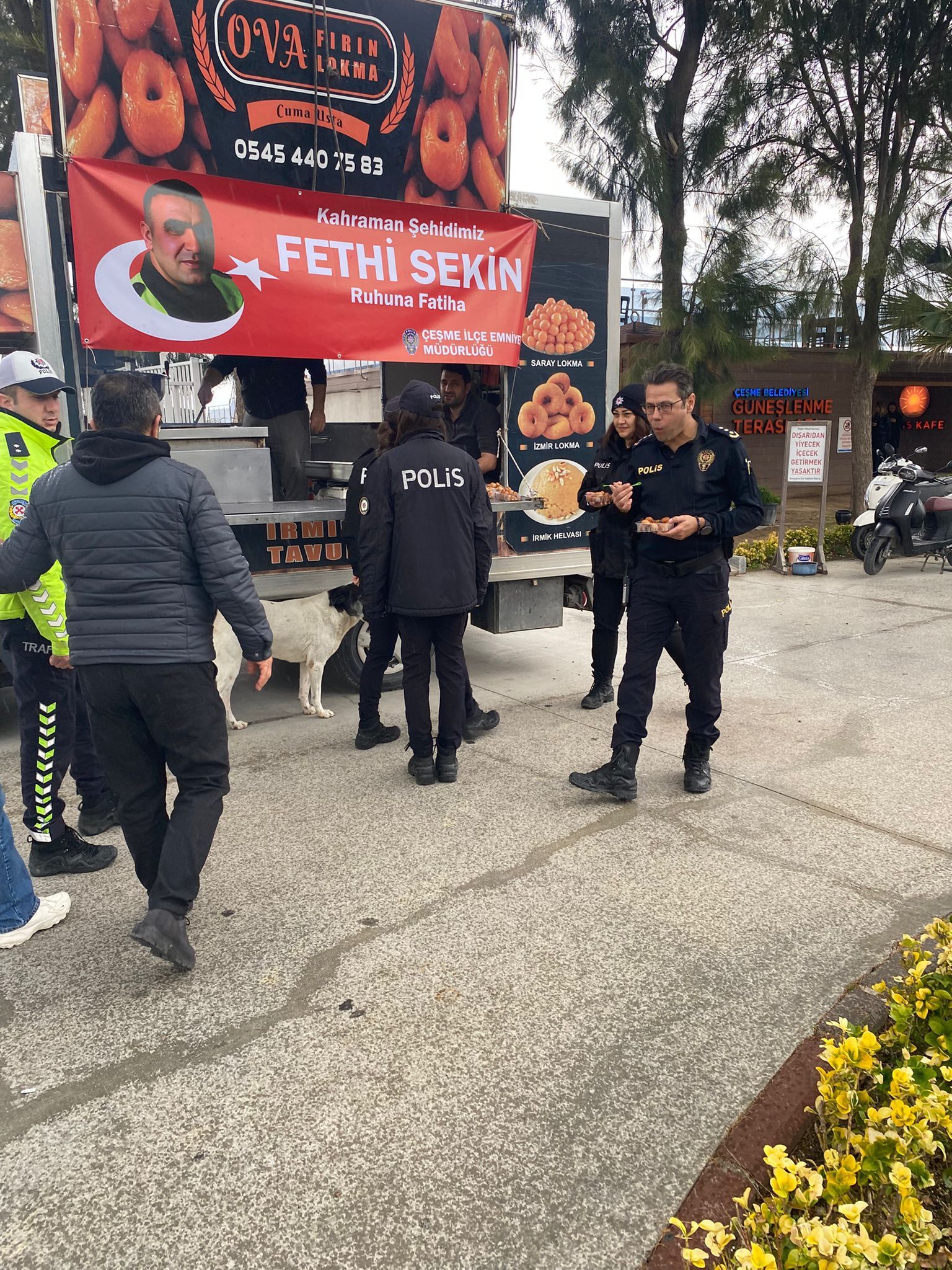 Çeşme Emniyet Müdürlüğü’nde Şehit Fethi Sekin Anısına Lokma Dağıtıldı (2)