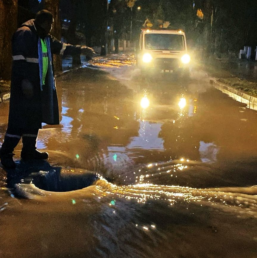 Çeşme’de Sağanak Sele Neden Oldu Sokaklar Göle Döndü (2)