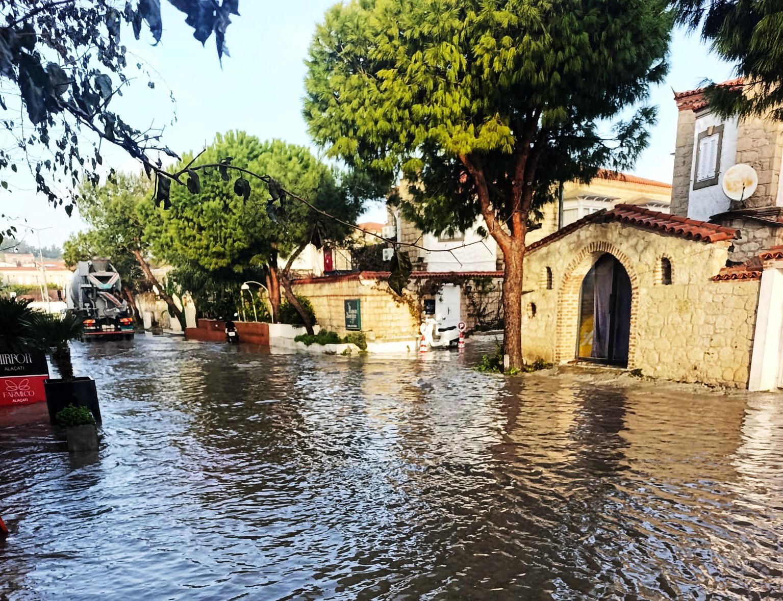 Çeşme’de Sağanak Sele Neden Oldu Sokaklar Göle Döndü (3)