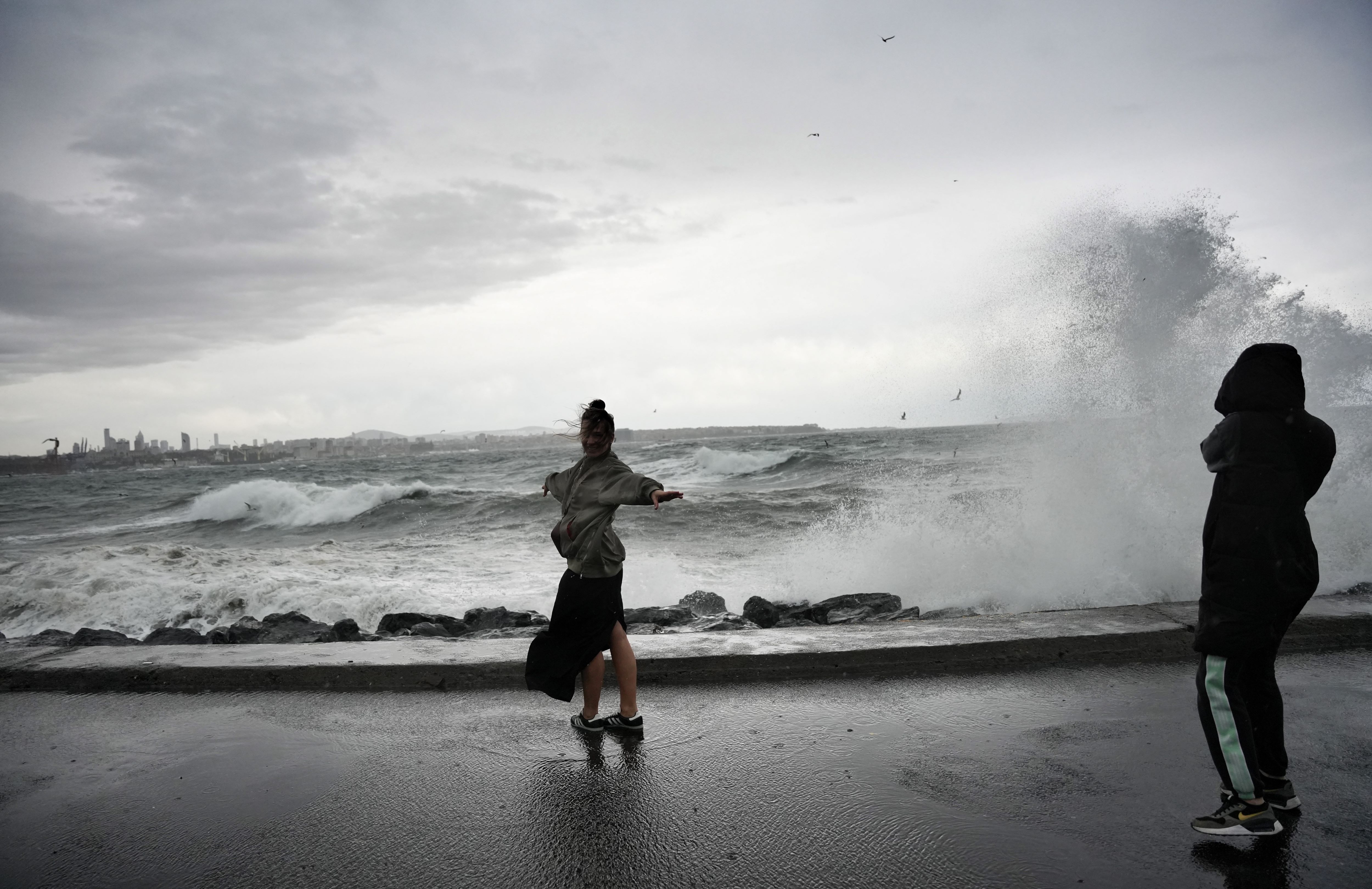 Dev Dalgalara Aldırmadılar, Fotoğraf Çektiler! (3)