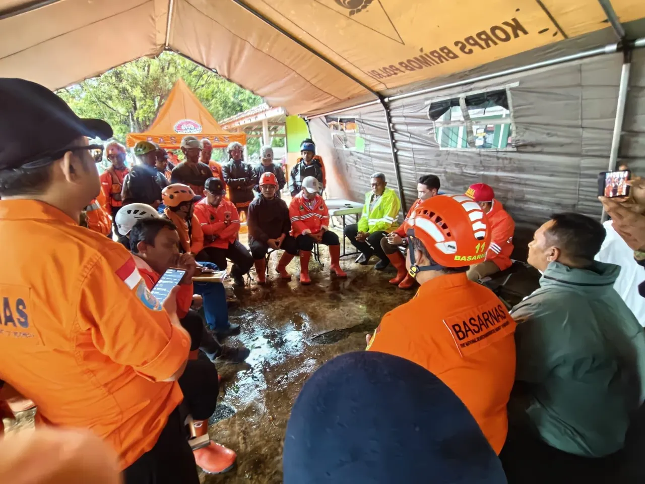 Endonezya'da Heyelan Felaketi! 7 Ölü, 80'Den Fazla Kayıp Var1