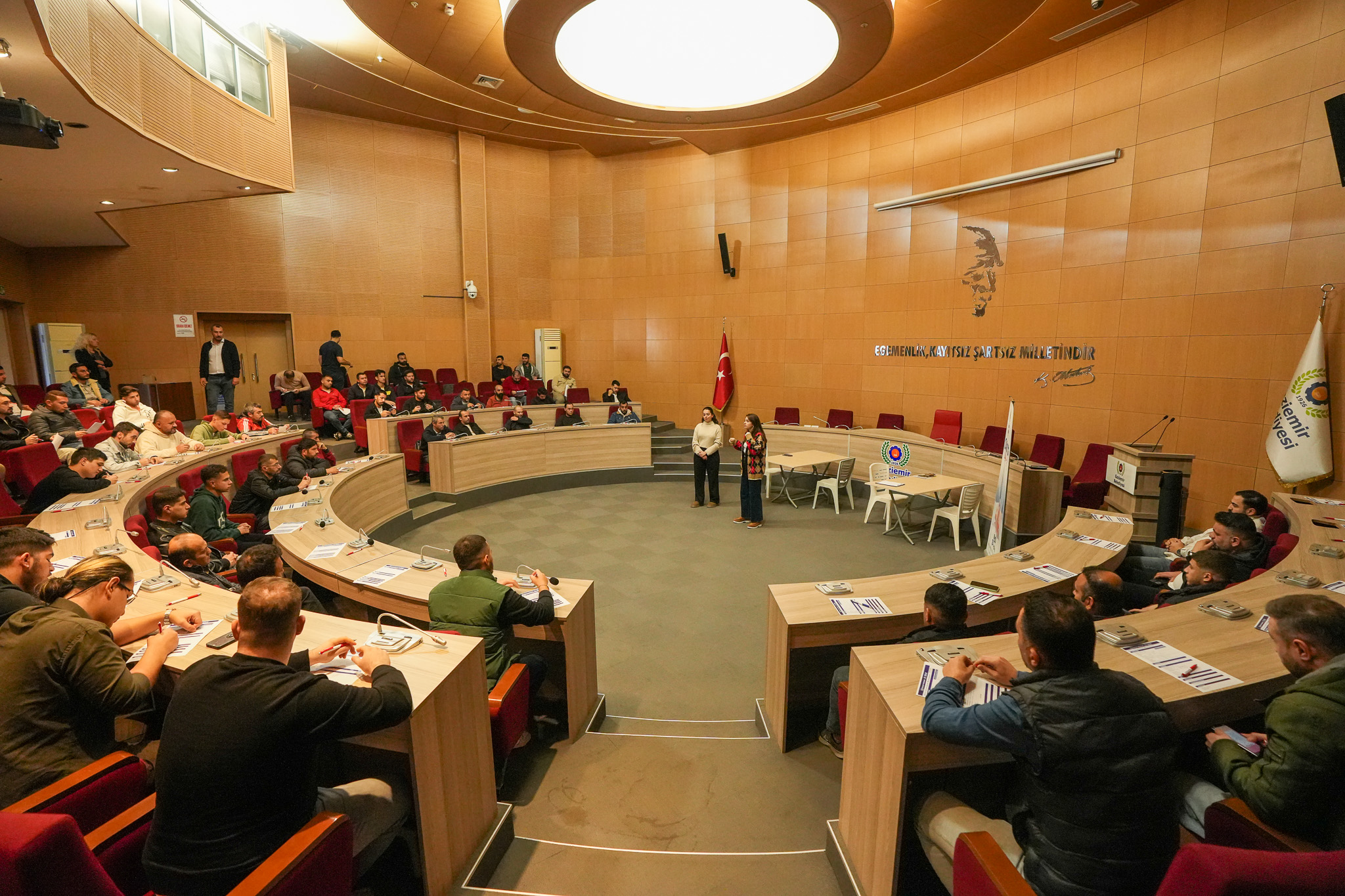 Gaziemir Belediyesi’nin Iş Arayan Vatandaşlarla Firmaları Buluşturan Cv Bank Birimi, 2025 Yılında 967 Kişinin Yeni Işine Kavuşmasını Sağladı (1)