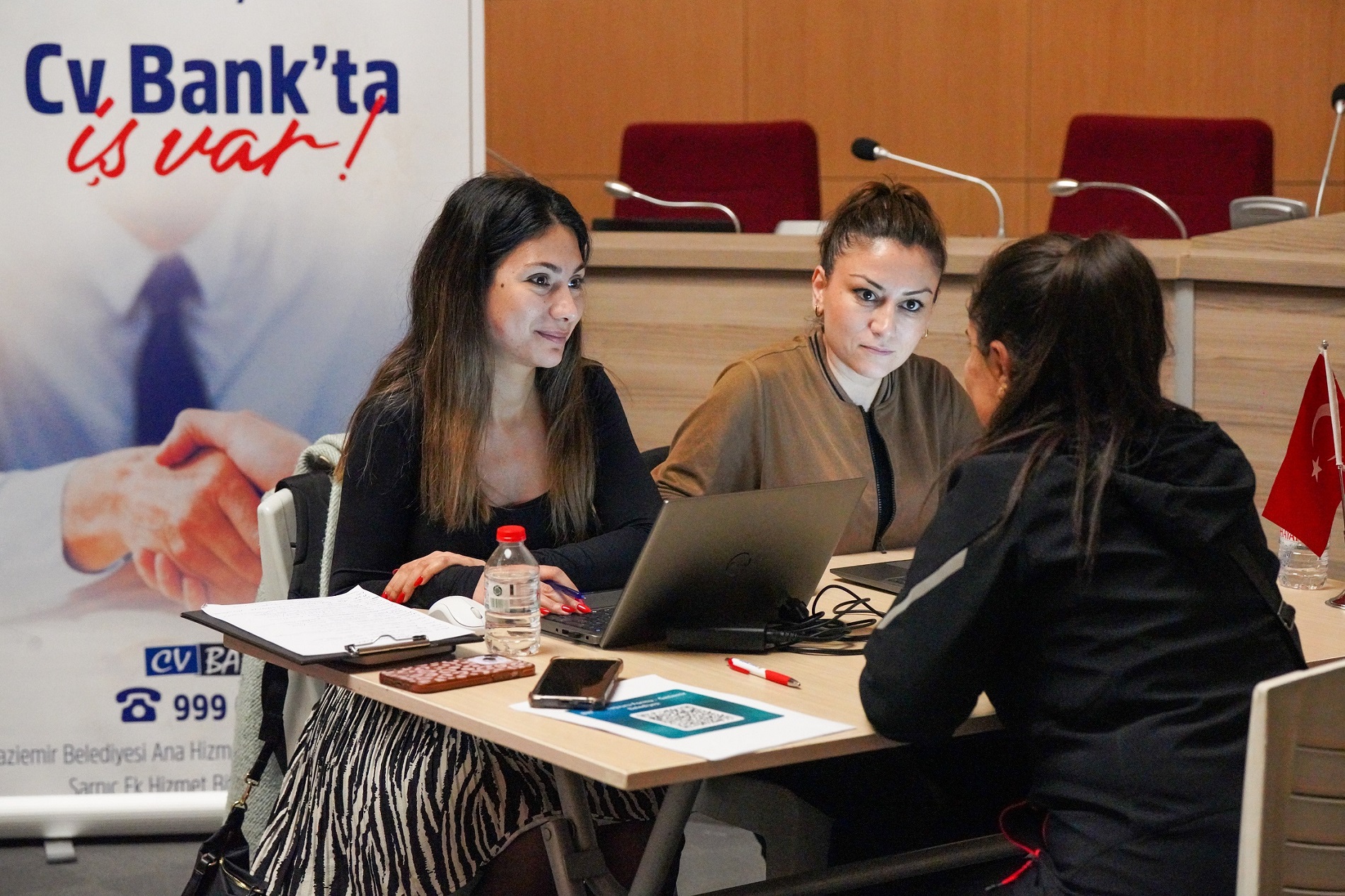 Gaziemir Belediyesi’nin Iş Arayan Vatandaşlarla Firmaları Buluşturan Cv Bank Birimi, 2025 Yılında 967 Kişinin Yeni Işine Kavuşmasını Sağladı (4)