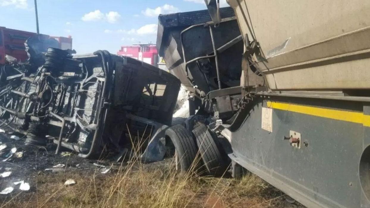 Güney Afrika'da Kamyon Okul Servisini Biçti 1