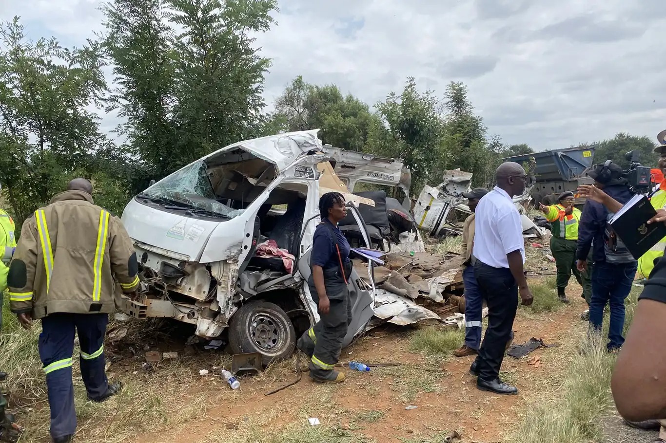 Güney Afrika'da Kamyon Okul Servisini Biçti