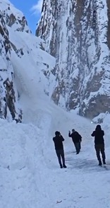 Hakkari Van Yolunda Çığ Düştü!