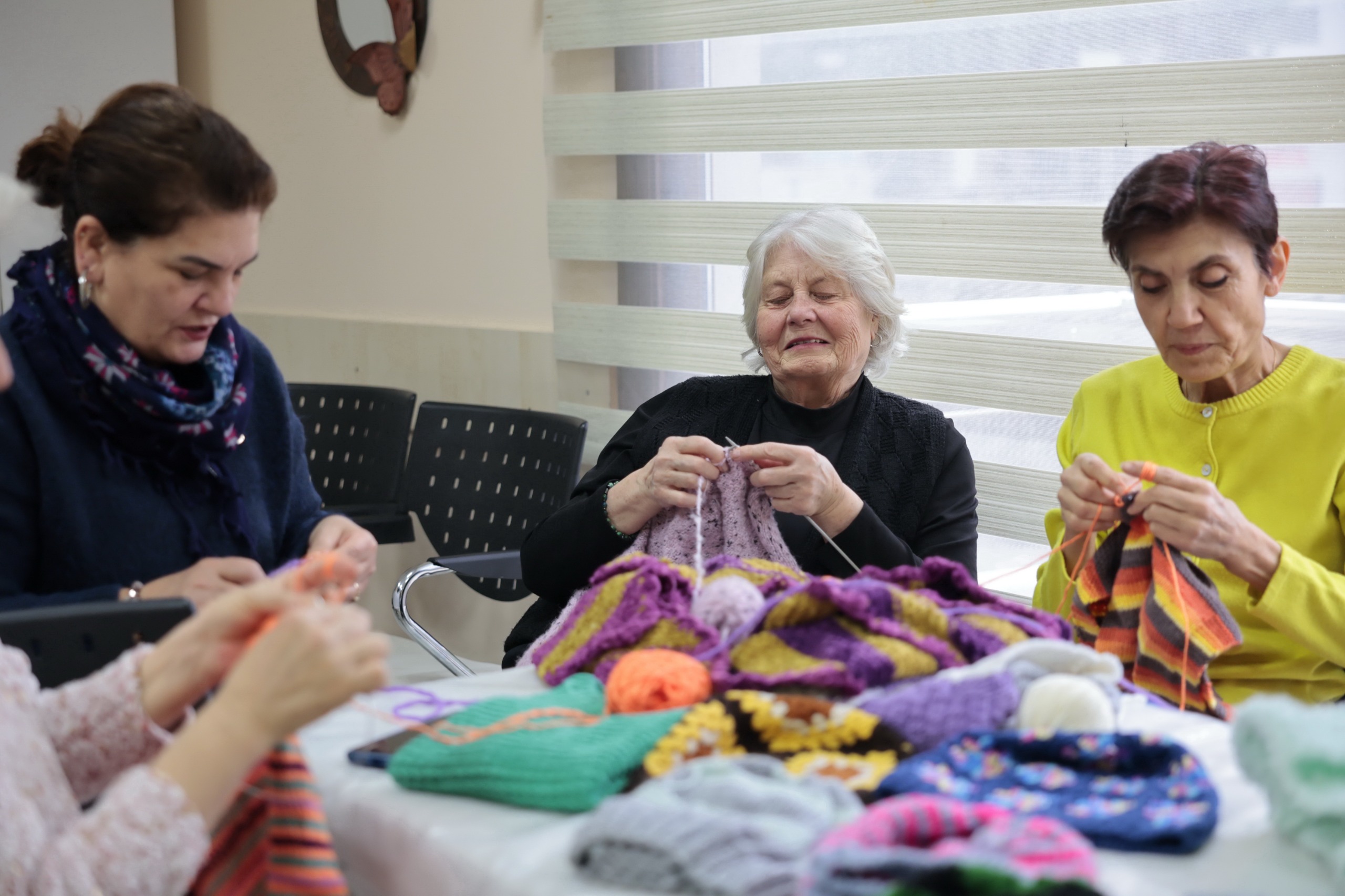 Konak Belediyesi’nin Ziya Zişan Saadet Aytulun Kardeşler İleri Yaş Sağlıklı Yaşam Merkezi’nde faaliyet gösteren Örgü Sınıfı kursiyerleri, el emeği göz nuru ürünleriyle Türkiye’nin dört bir yanındaki çocuklara umut oluyor.