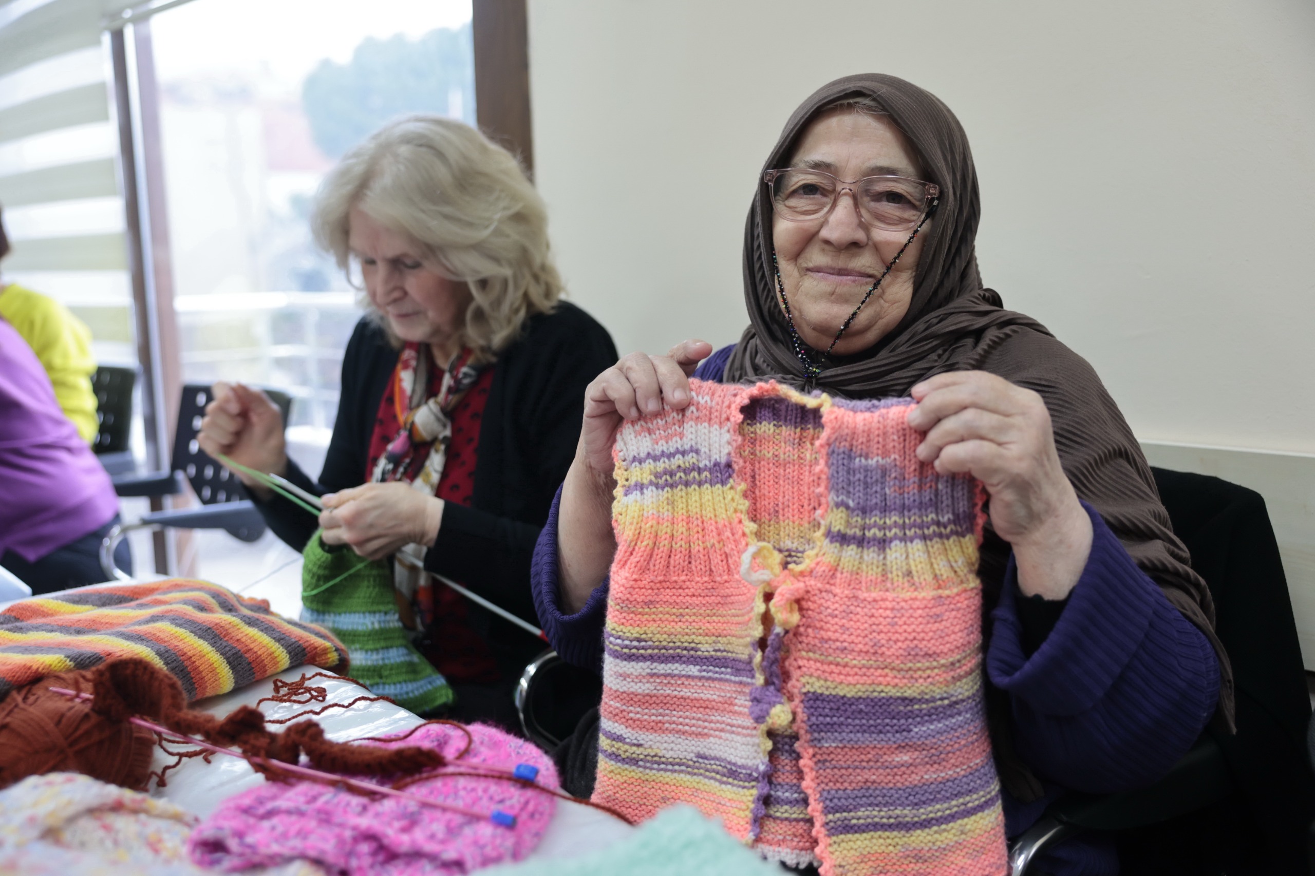 Konak Belediyesi’nin Ziya Zişan Saadet Aytulun Kardeşler İleri Yaş Sağlıklı Yaşam Merkezi’nde faaliyet gösteren Örgü Sınıfı kursiyerleri, el emeği göz nuru ürünleriyle Türkiye’nin dört bir yanındaki çocuklara umut oluyor.