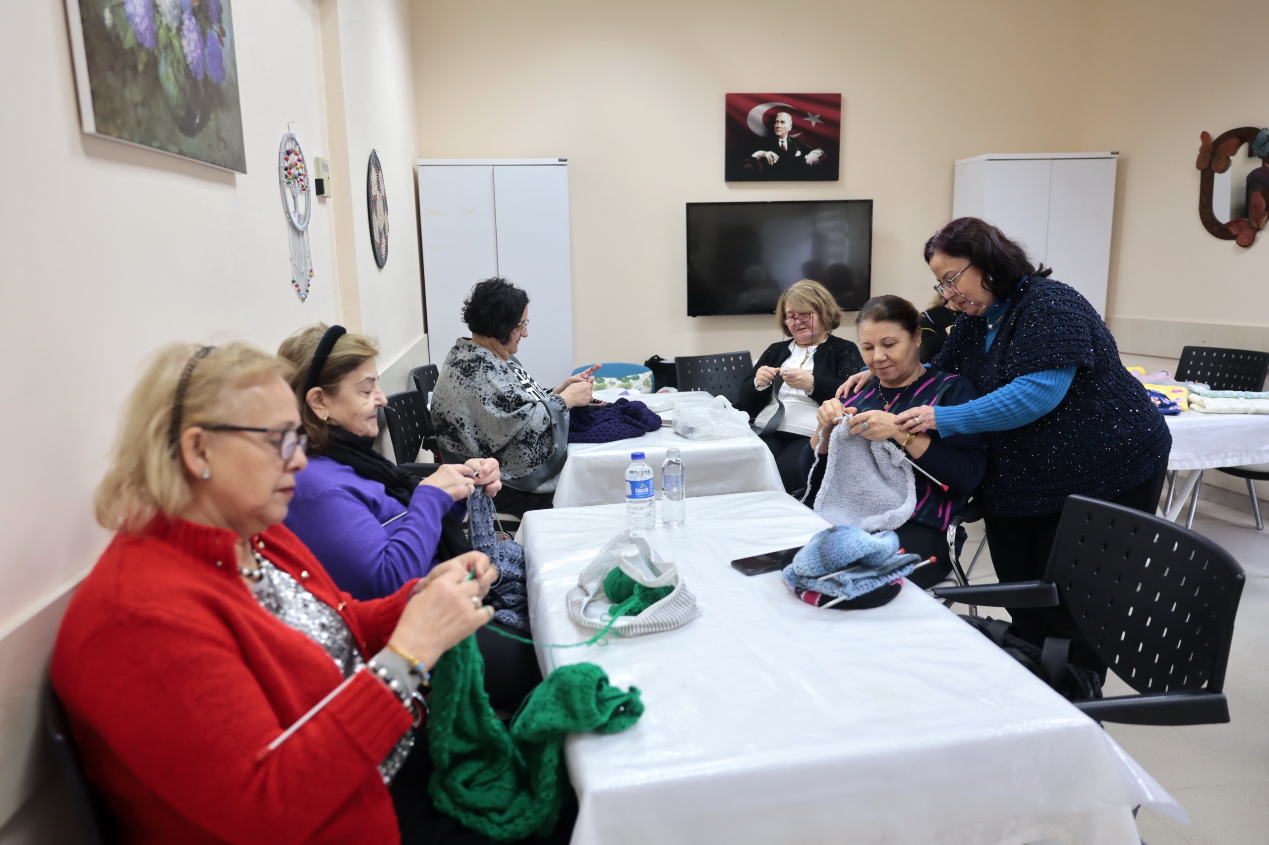 Konak Belediyesi’nin Ziya Zişan Saadet Aytulun Kardeşler İleri Yaş Sağlıklı Yaşam Merkezi’nde faaliyet gösteren Örgü Sınıfı kursiyerleri, el emeği göz nuru ürünleriyle Türkiye’nin dört bir yanındaki çocuklara umut oluyor.