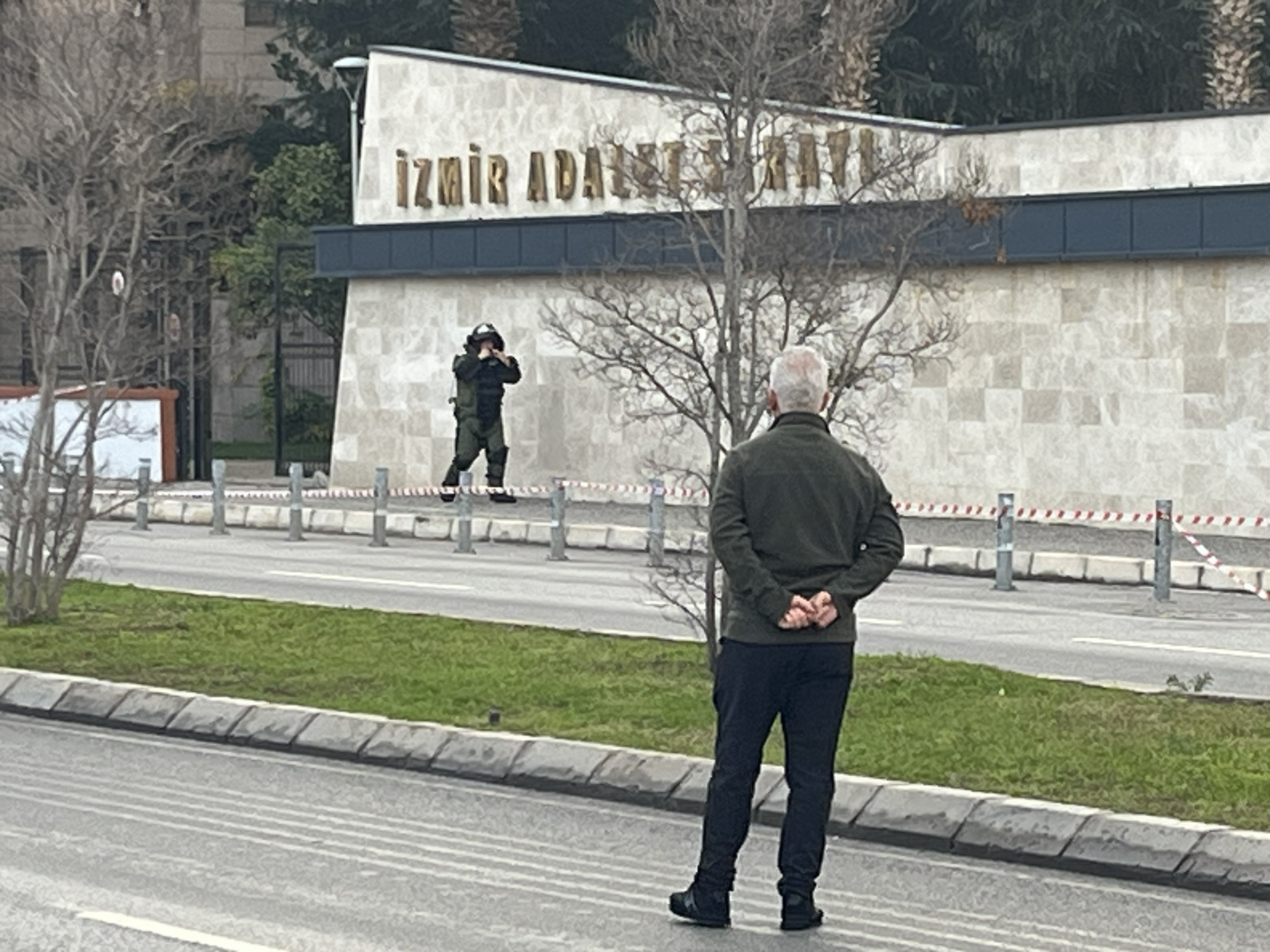 İzmir Adliyesi’nde Şüpheli Paket Alarmı! Bölge Boşaltıldı (2)