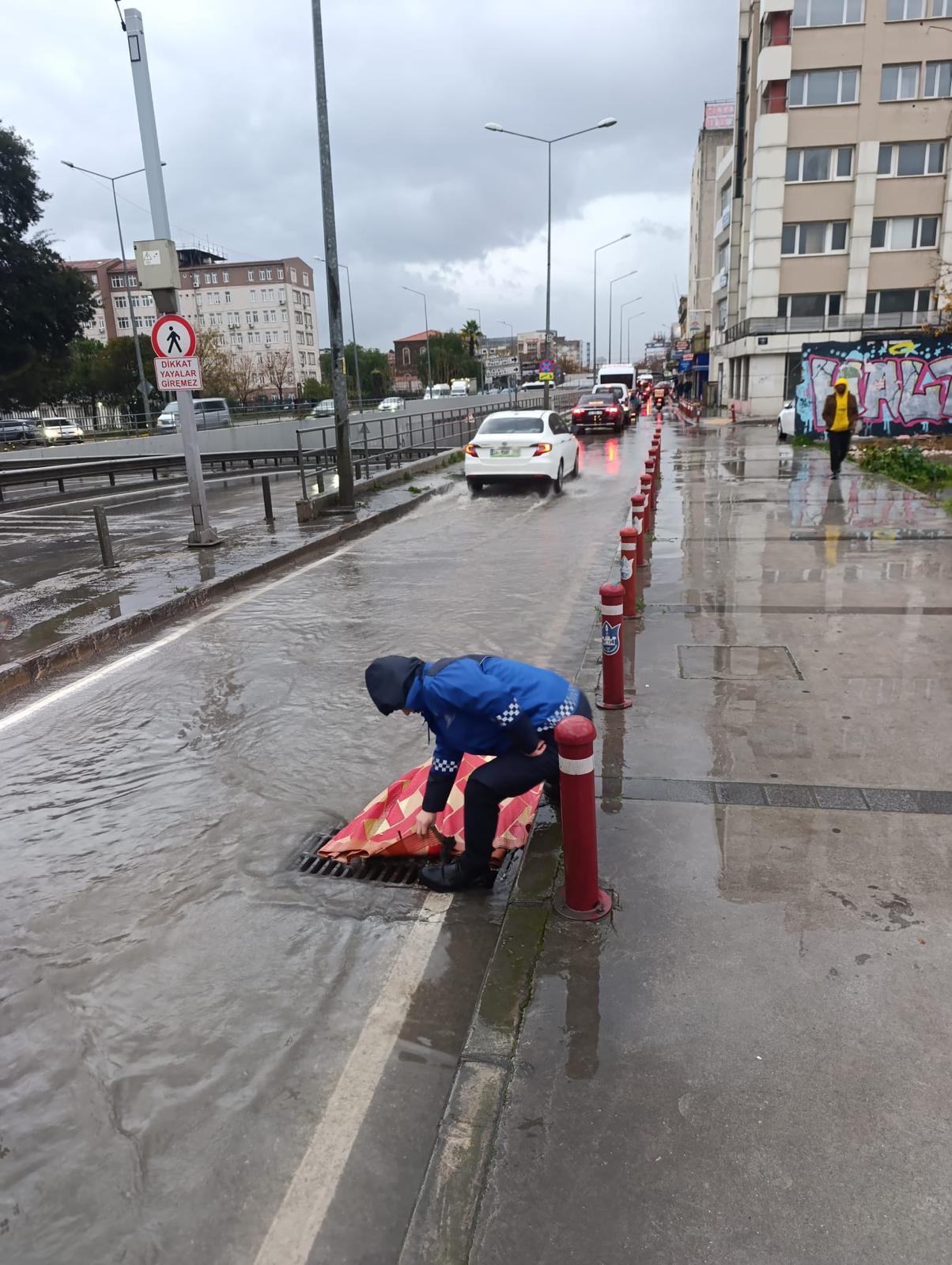 İzmir Büyükşehir Yağış Alarmında Binlerce Personel Sahada (10)