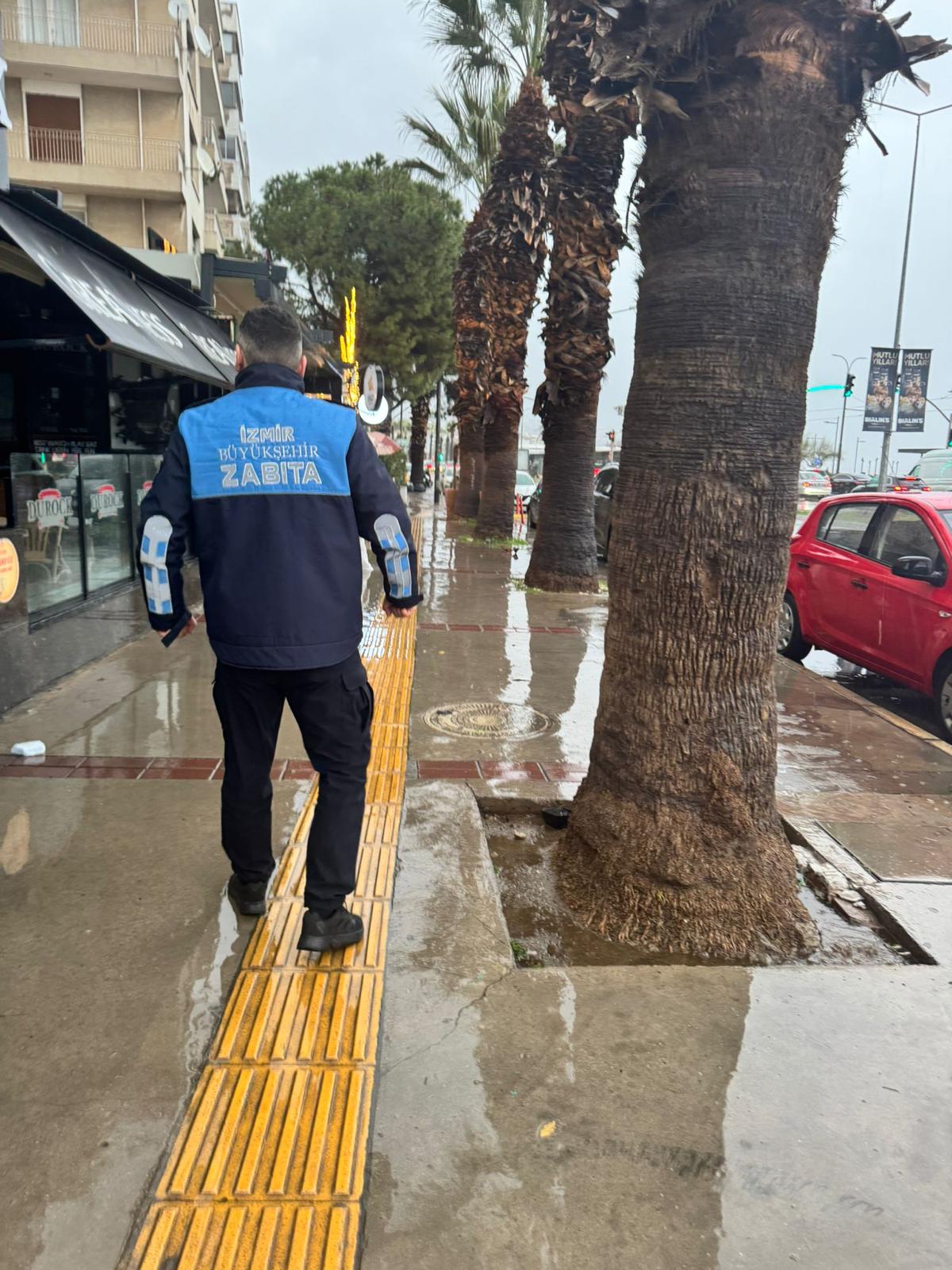 İzmir Büyükşehir Yağış Alarmında Binlerce Personel Sahada (11)