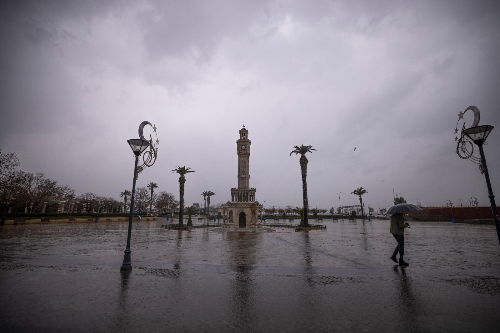 İzmir Büyükşehir Yağış Alarmında Binlerce Personel Sahada (12)
