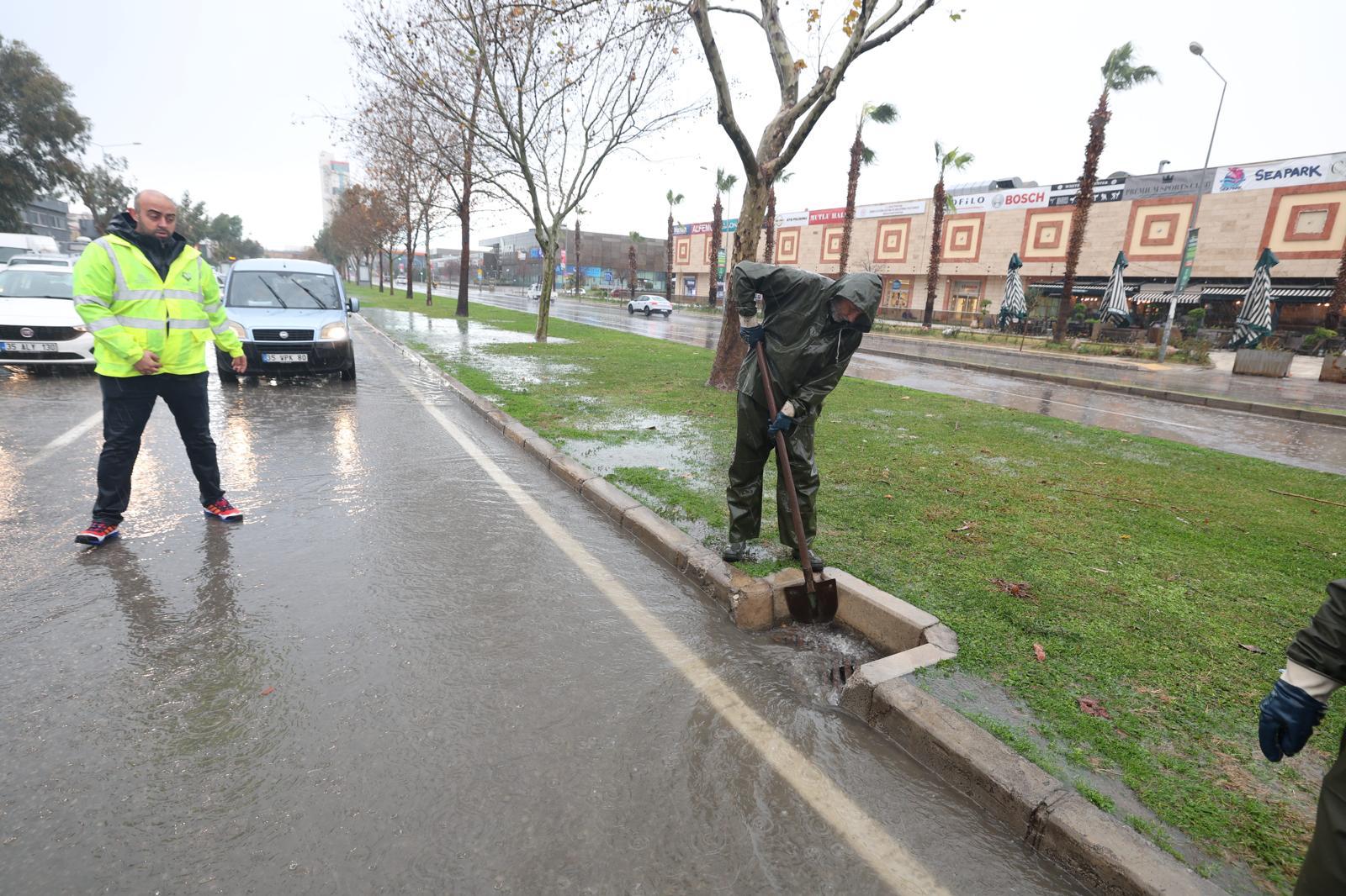 İzmir Büyükşehir Yağış Alarmında Binlerce Personel Sahada (5)