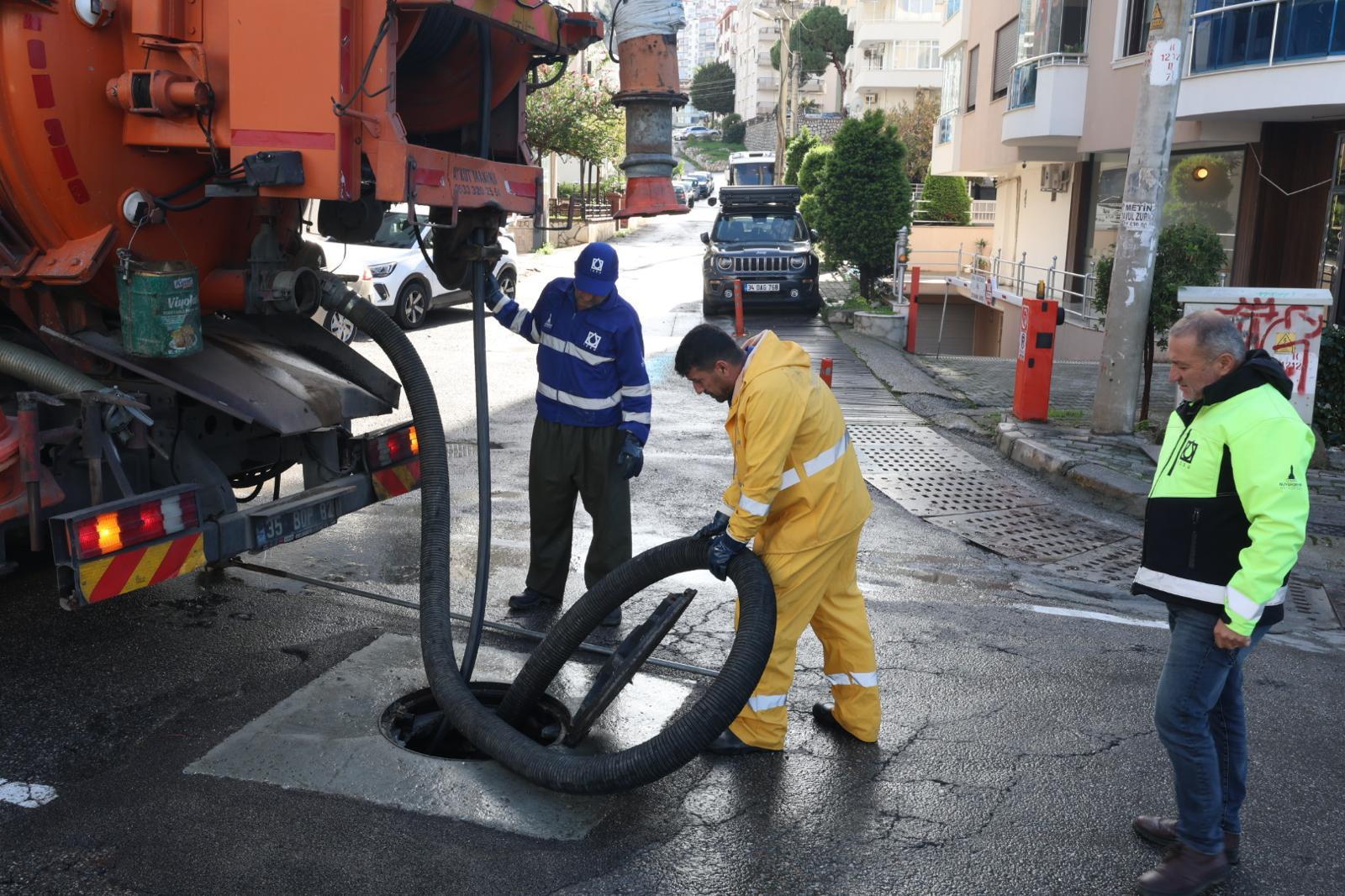 İzmir Büyükşehir Yağış Alarmında Binlerce Personel Sahada (7)