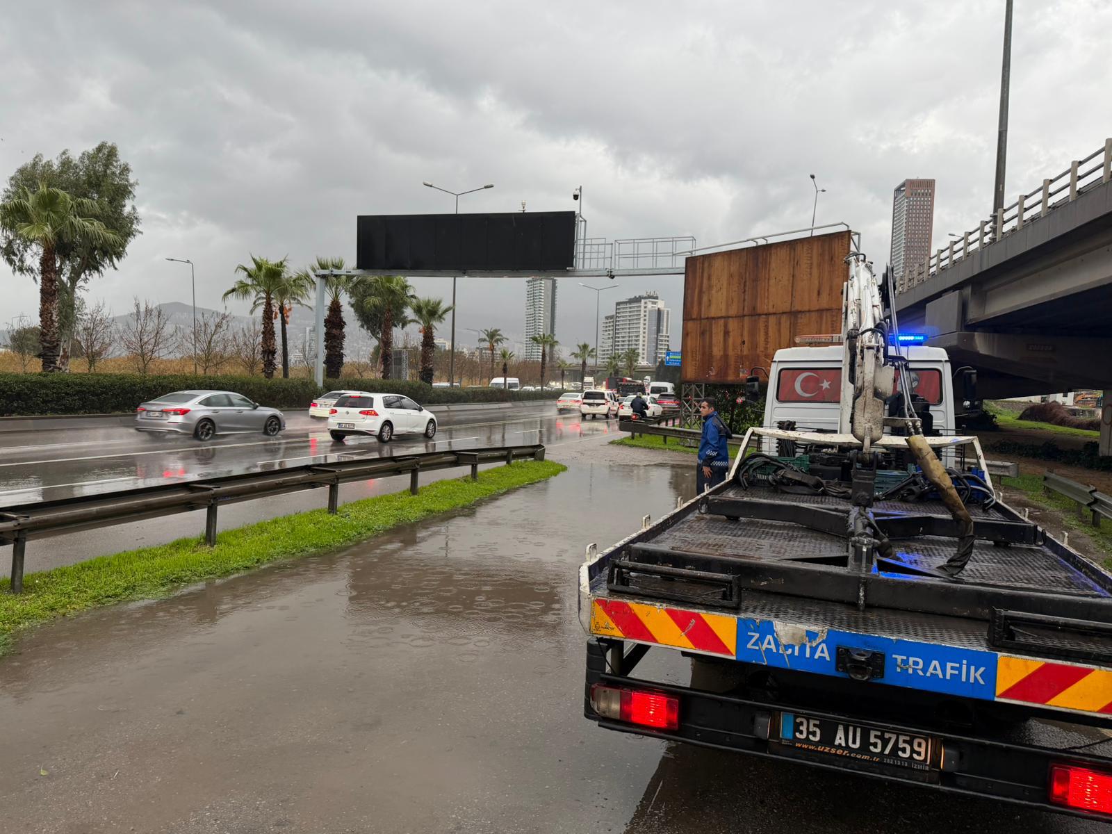 İzmir Büyükşehir Yağış Alarmında Binlerce Personel Sahada (9)