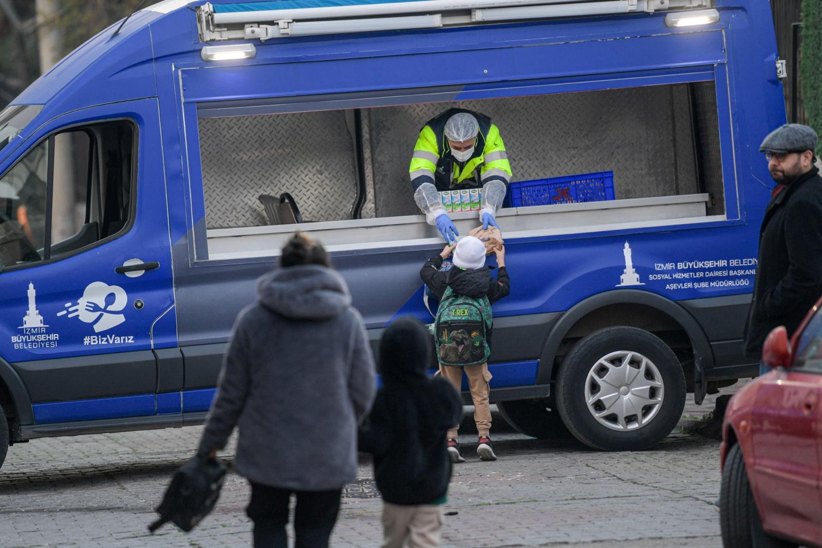 İzmir Büyükşehir’den Miniklere Her Sabah Sıcak Destek (8)
