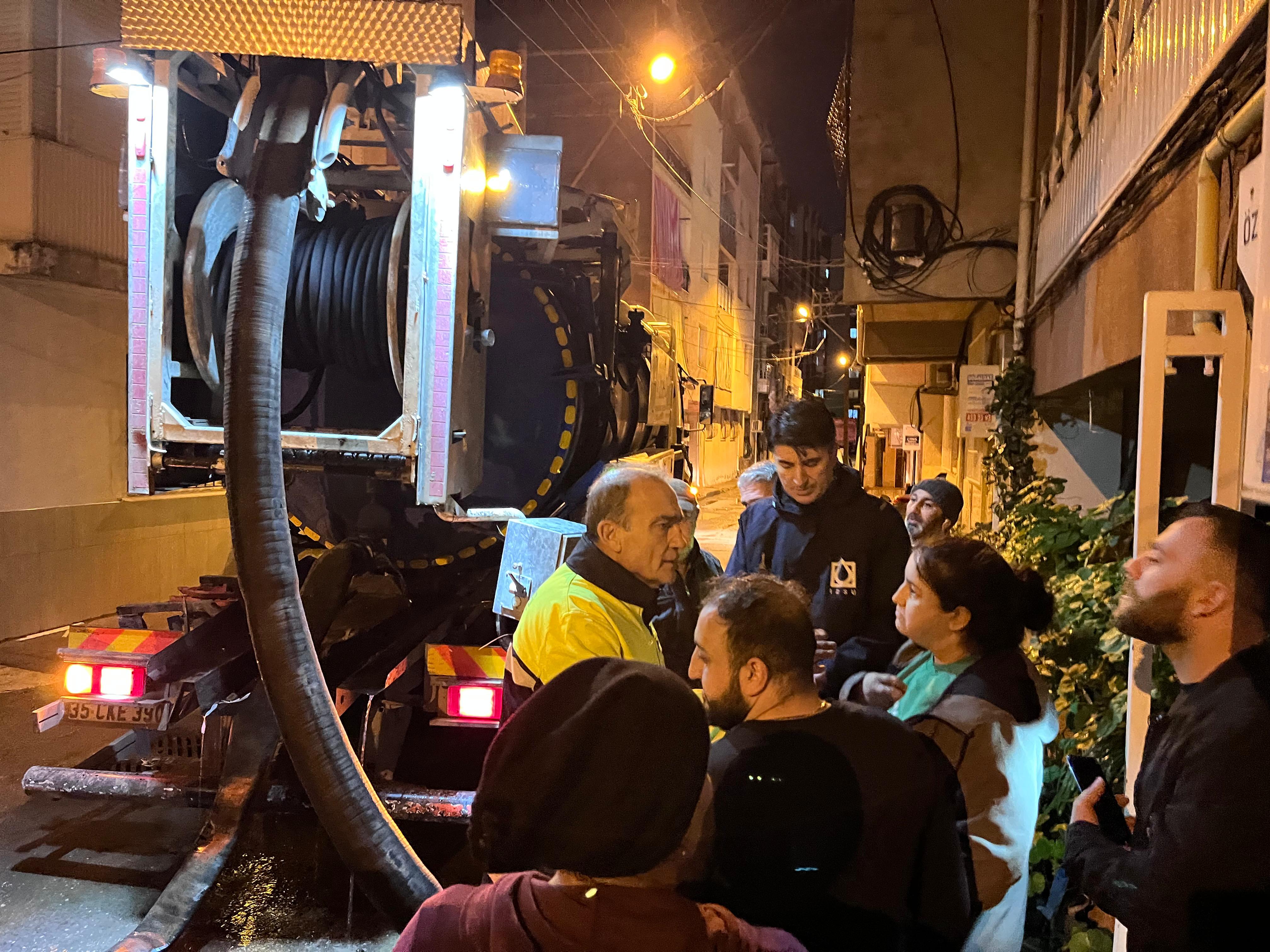 İzmir’de Alarm Yıldırım Düştü, Dereler Taştı (2)