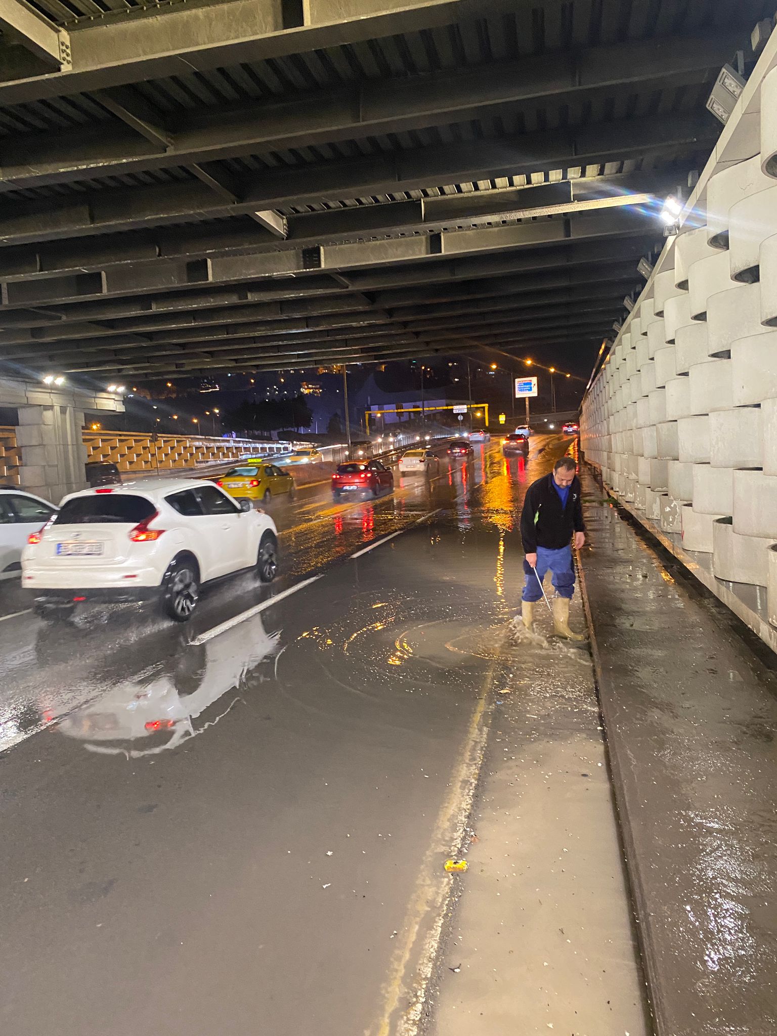 İzmir’de Alarm Yıldırım Düştü, Dereler Taştı (3)