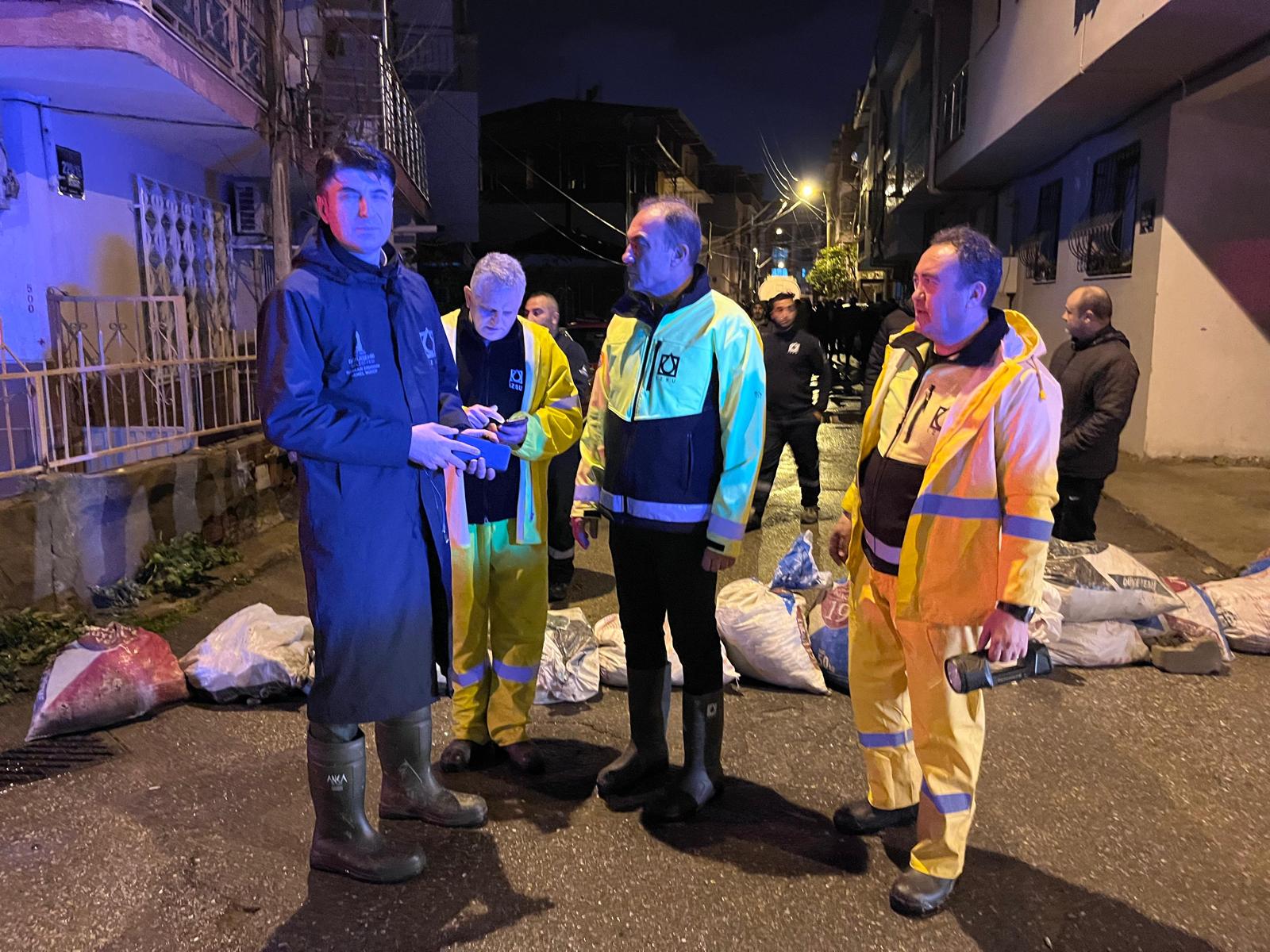 İzmir’de Alarm Yıldırım Düştü, Dereler Taştı (4)