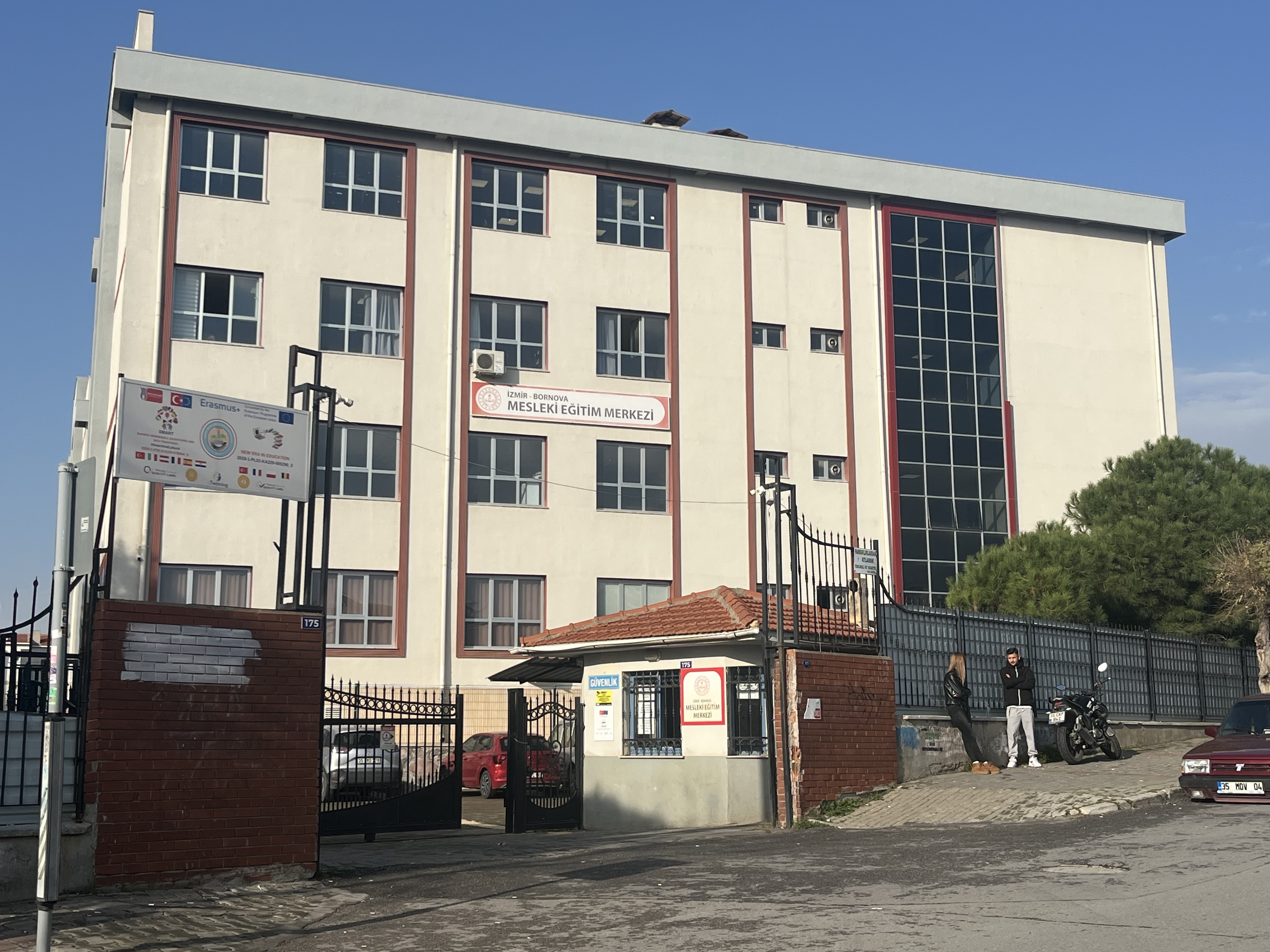 İzmir’de Eğitim Skandalı Iddiası Öğrenciler Öğretmenin Evinde Temizlik Yaptı! (6)