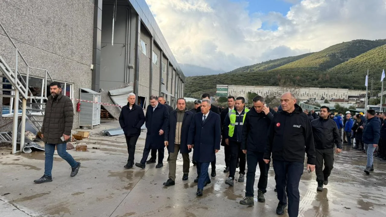 İzmir’de Hortum Dehşeti Ak Partili Saygılı'nın Fabrikası Ağır Hasar Gördü!