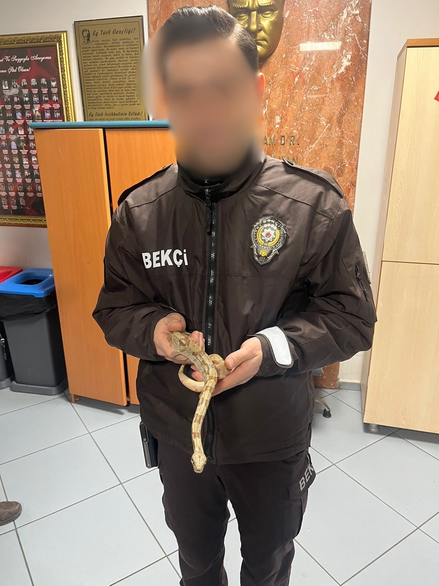 İzmir’de Kafede Yılanla Dolaştı, Cezası Ağır Oldu! (3)