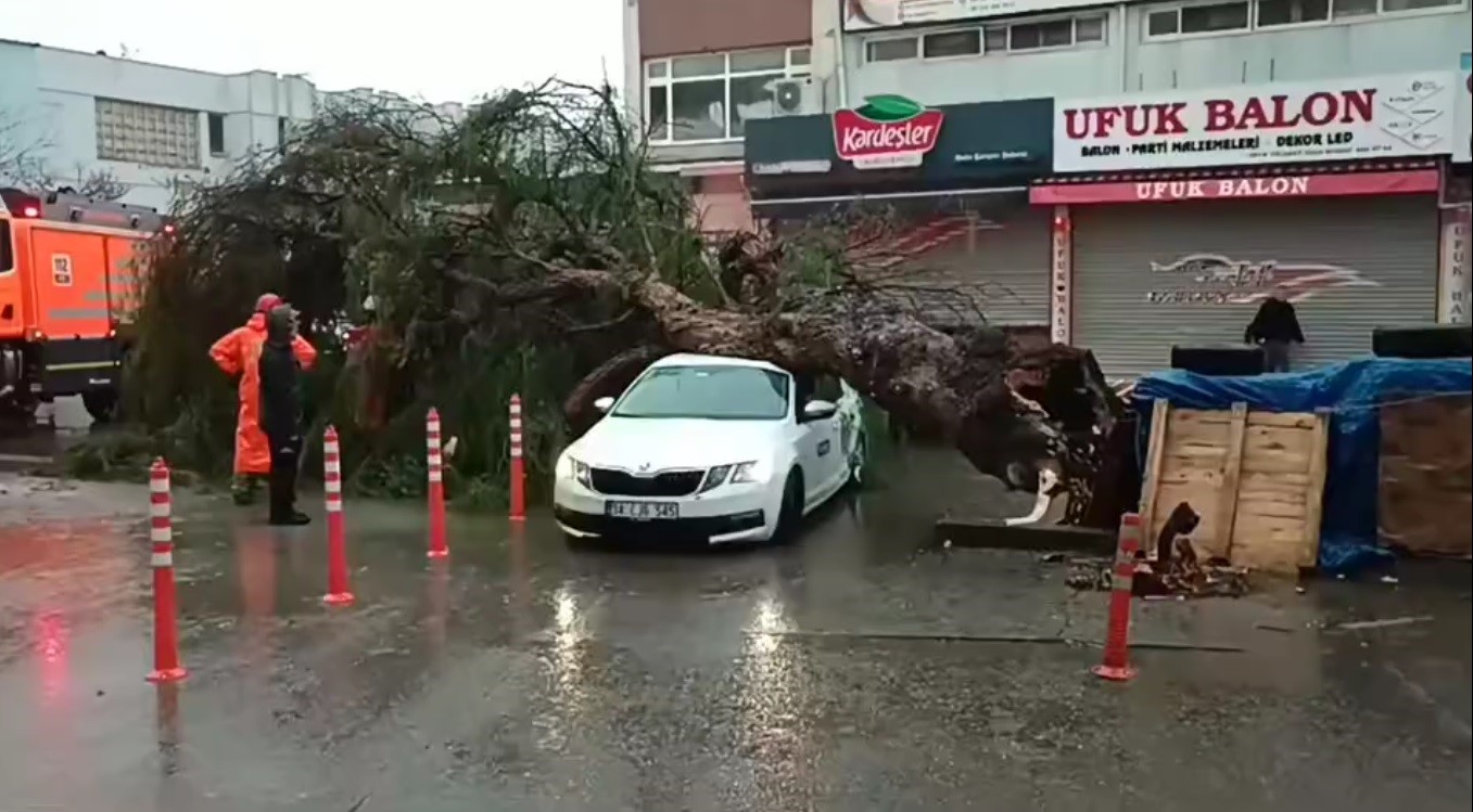İzmir’de Sağanak Ve Fırtına Hayatı Felç Etti (1)-1