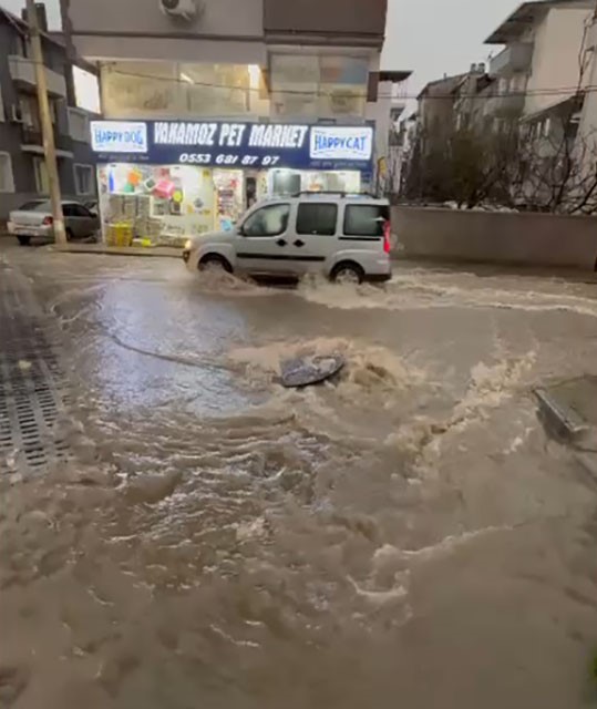 İzmir’de Sağanak Ve Fırtına Hayatı Felç Etti (3)