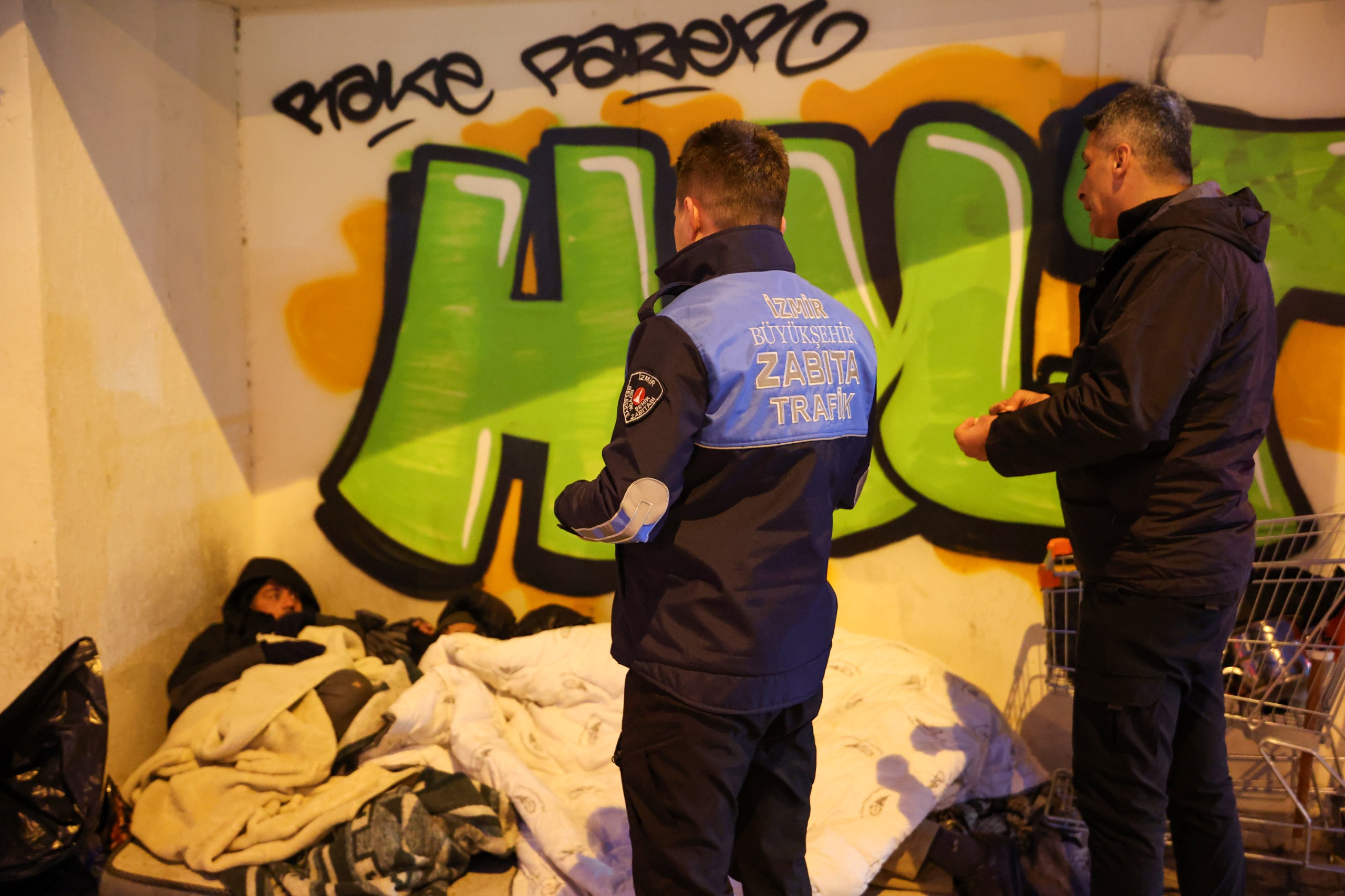 İzmir’de Soğuk Havada Kimse Yalnız Bırakılmıyor (1)