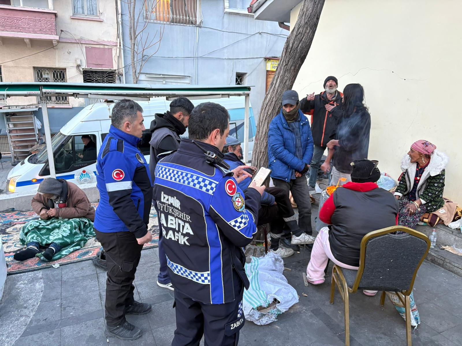İzmir’de Soğuk Havada Kimse Yalnız Bırakılmıyor (2)