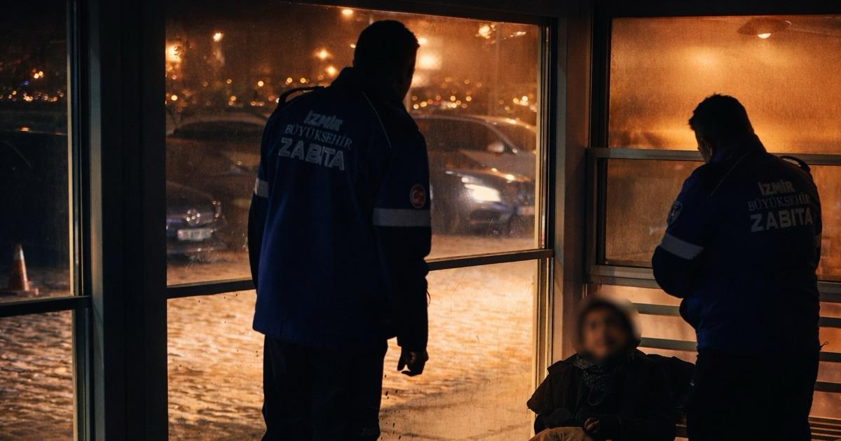 İzmir’de Soğuk Havada Kimse Yalnız Bırakılmıyor (4)