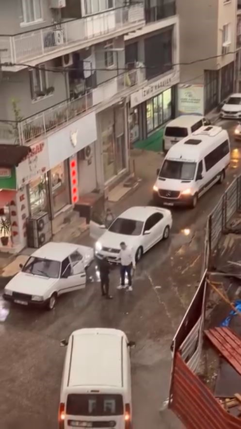 İzmir’de Trafikte Dehşet Anları Demir Sopa Yetmedi, Döner Bıçağıyla Kovaladı! (1)-1