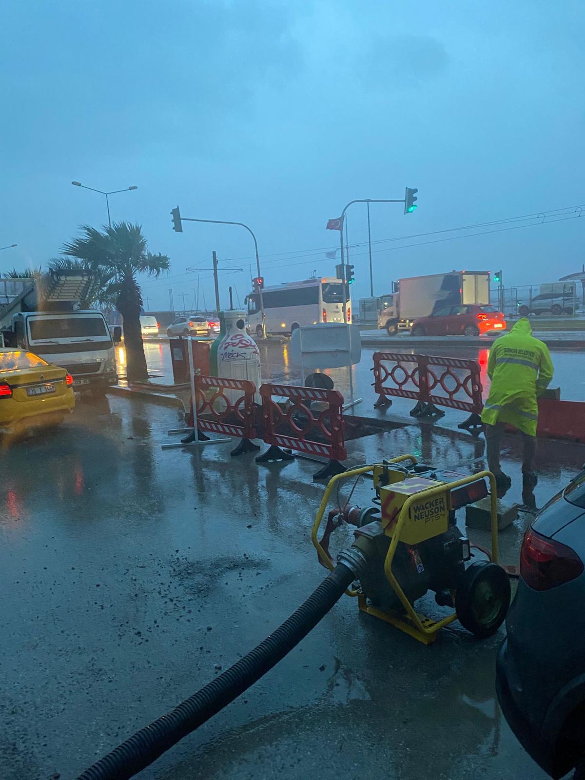 İzmir’i Fırtına Vurdu Belediyeden Tam Seferberlik (8)