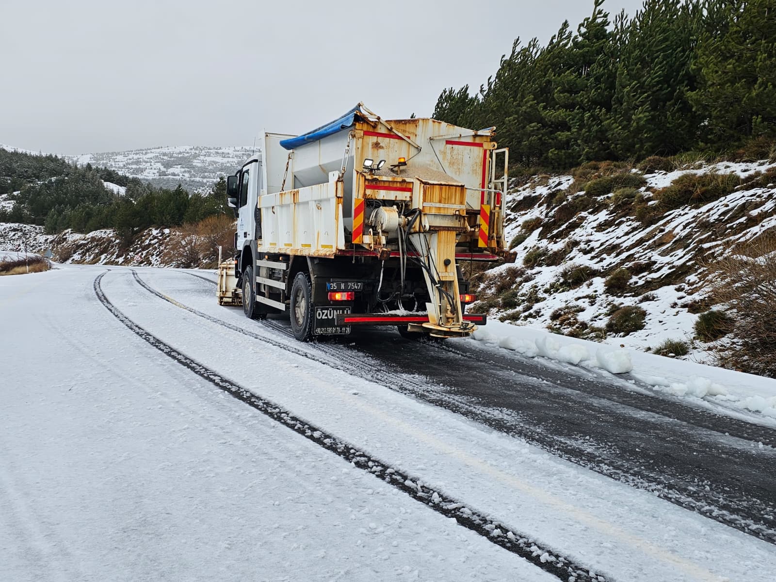 İzmir’in 6 Ilçesinde Kar Alarmı! Ekipler 724 Sahada (2)