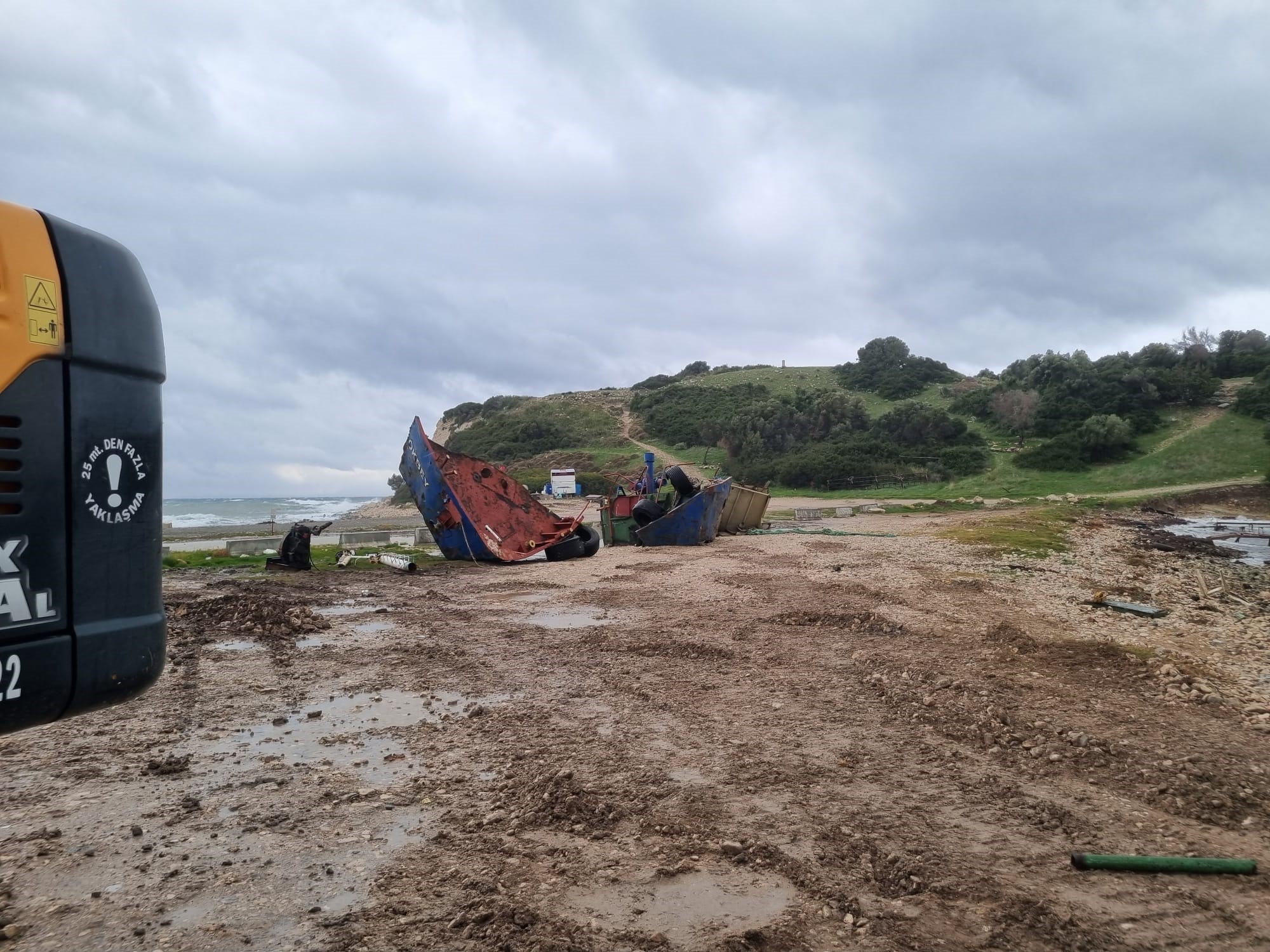 İzmir’in Gözde Koyunda Skandal Demircili Sahili’nde Kaçak Hurda Gemi Operasyonu! (3)