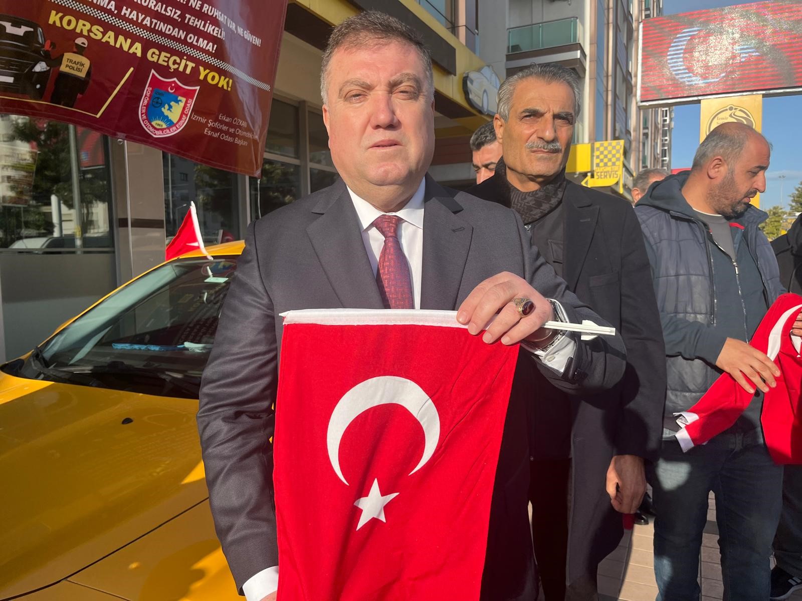 İzmirli Taksicilerden Bayrağa Saldırıya Konvoylu Tepki (3)