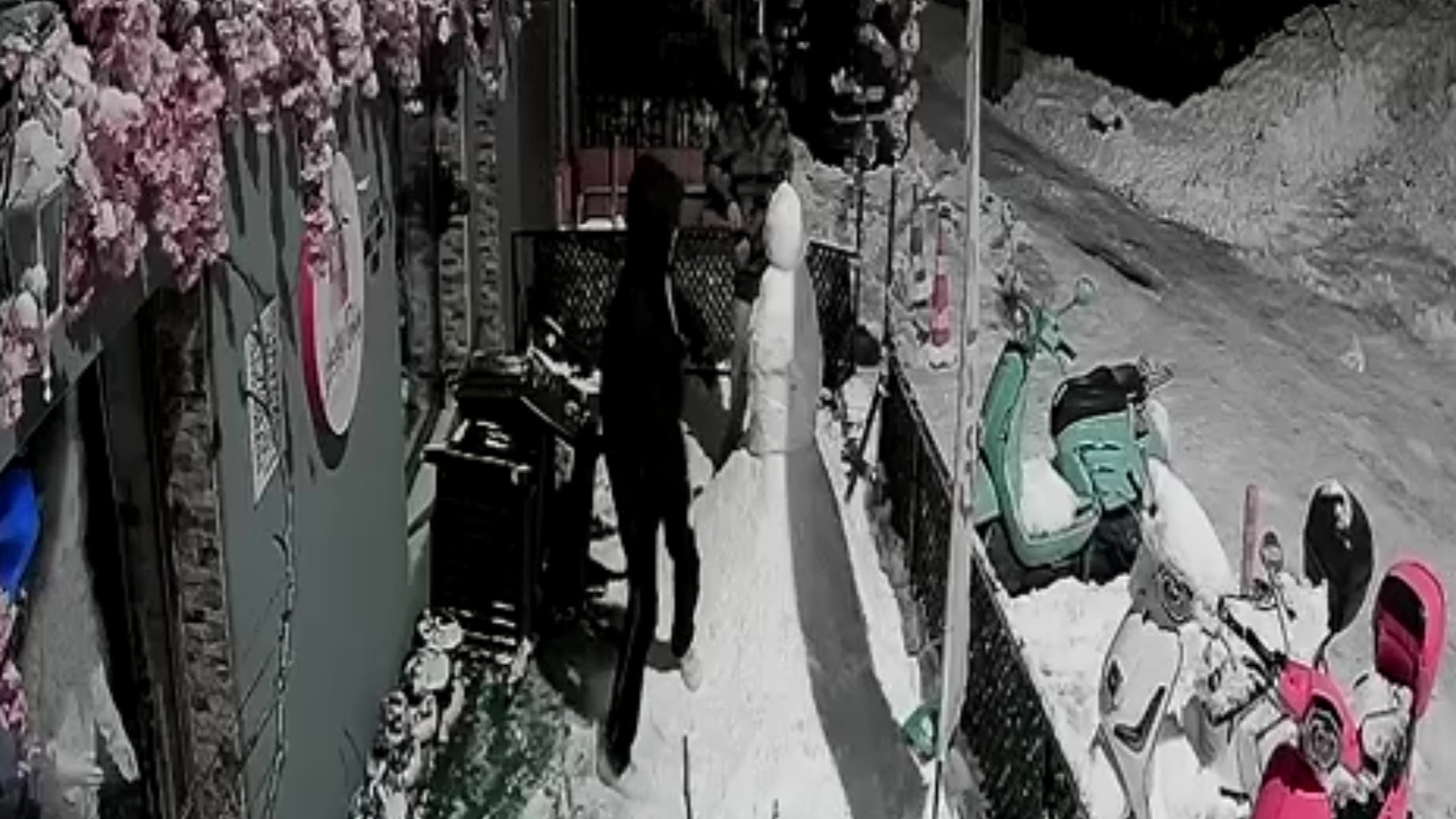 Kardan Adama 'Sarkıntılık' Iftirası Attılar, Tekme Tokat Saldırdılar! (2)